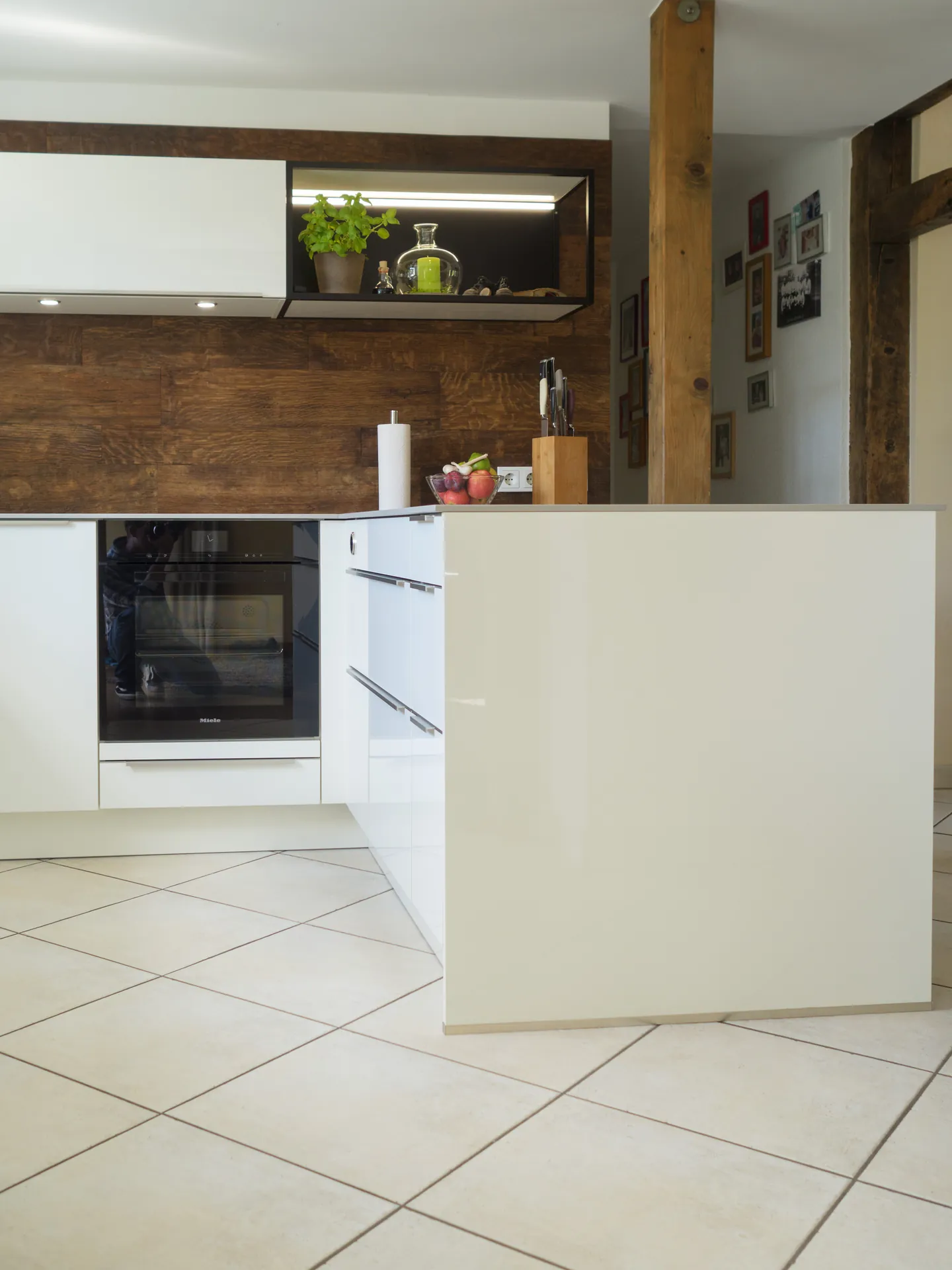 Landhausküche – Küche im Fachwerkhaus in Weiß Hochglanz