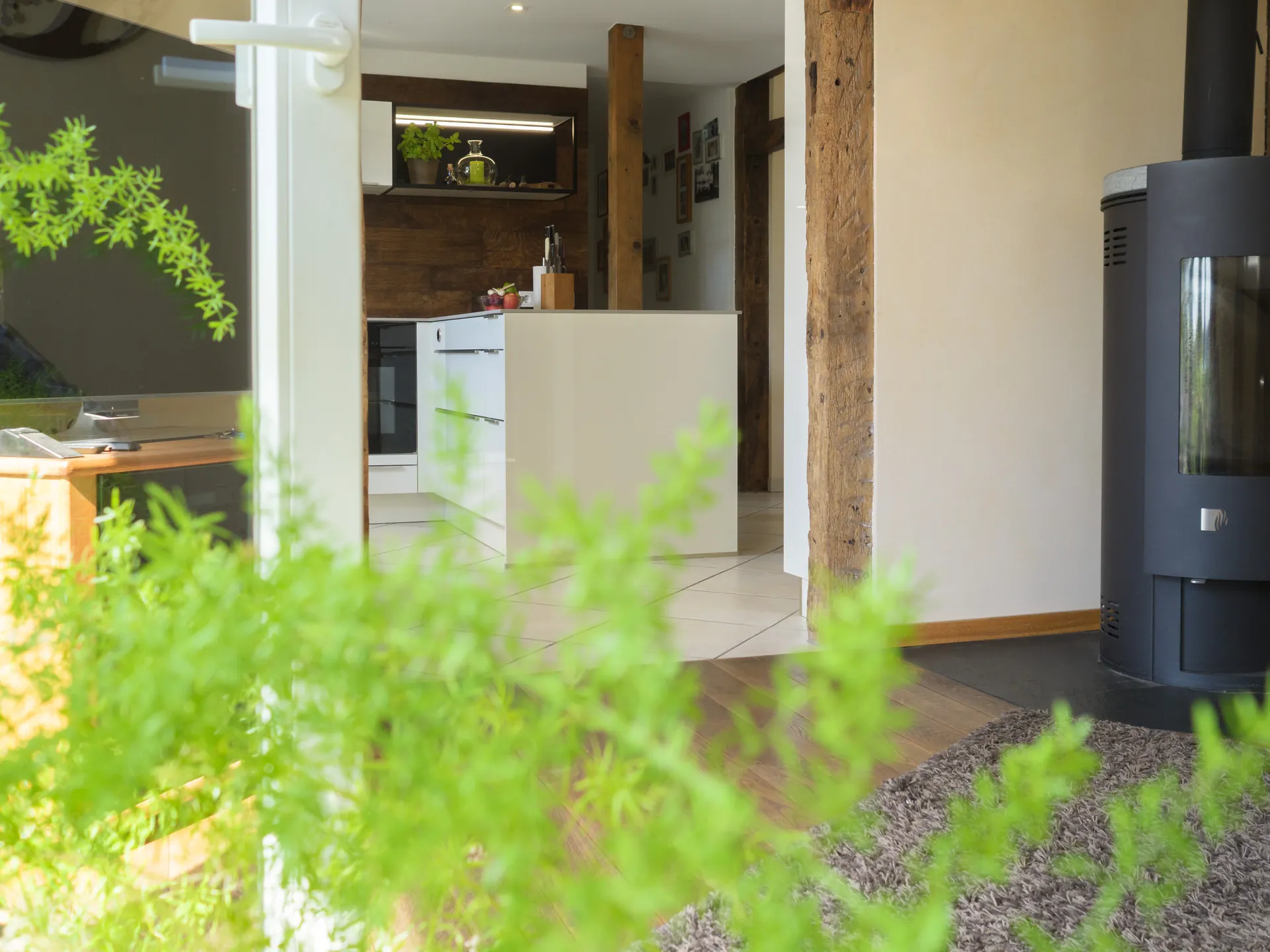 Landhausküche – Küche im Fachwerkhaus in Weiß Hochglanz