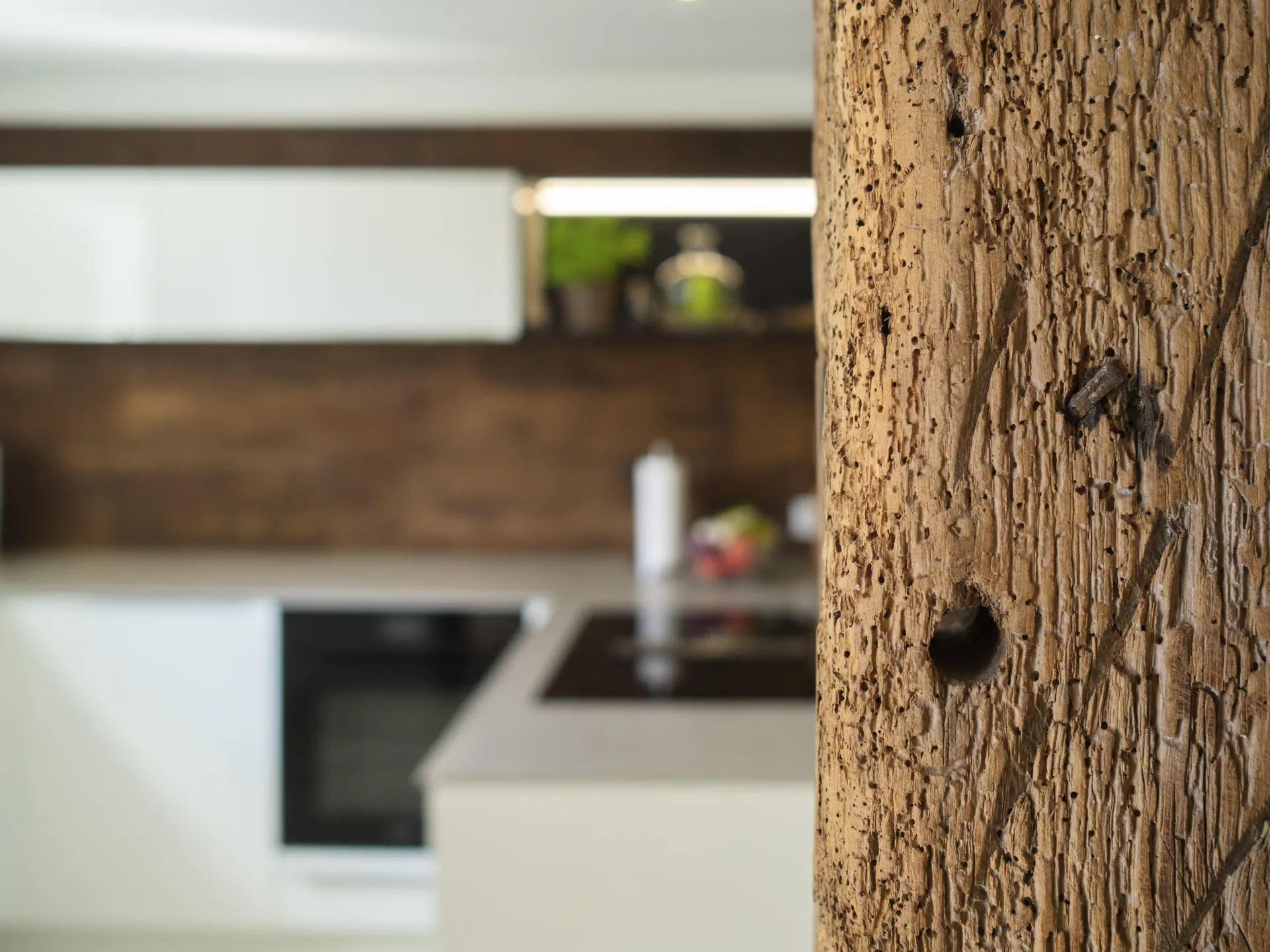 Landhausküche – Küche im Fachwerkhaus in Weiß Hochglanz