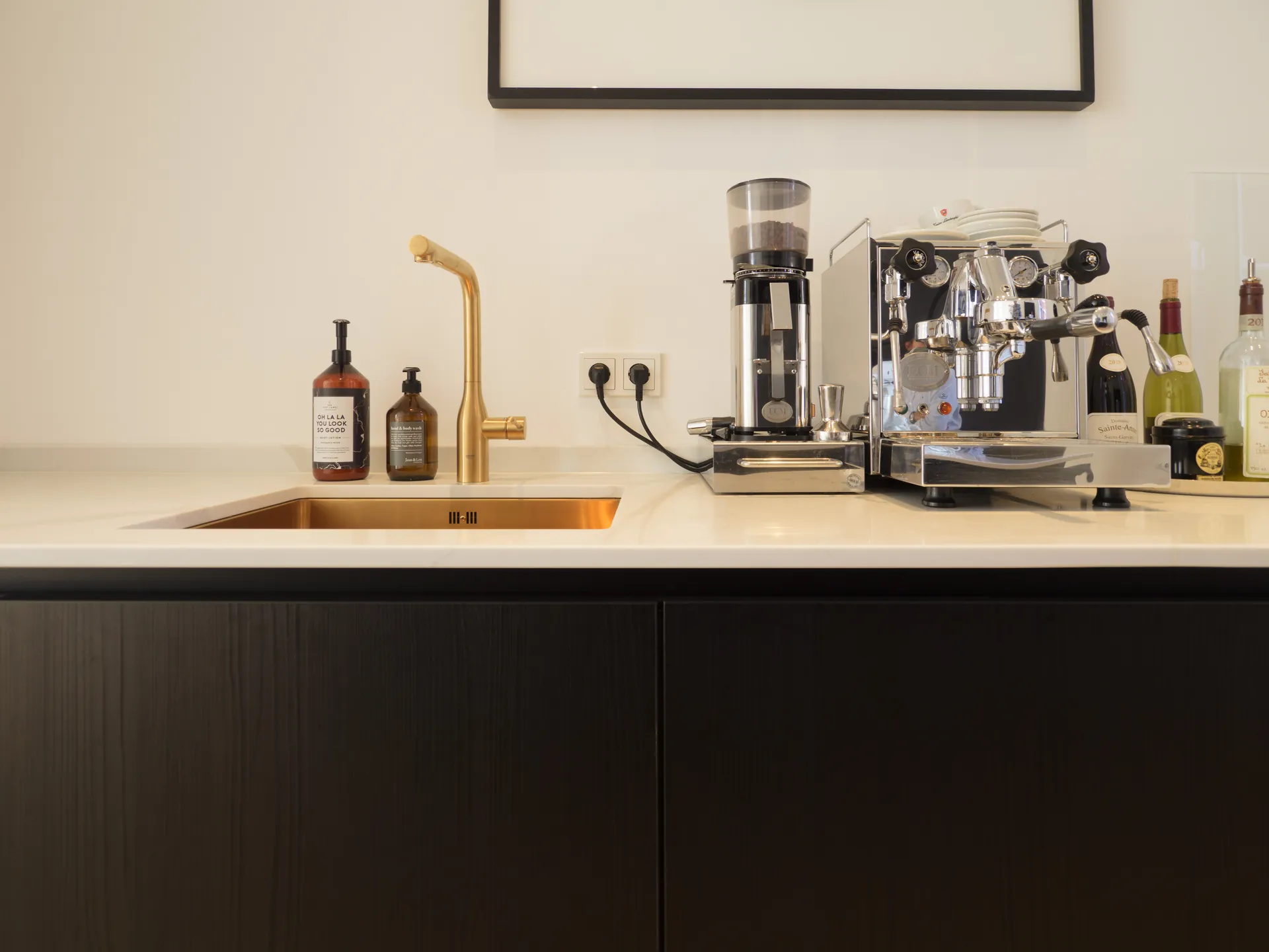 Designküche in Schwarz – Grifflose Küche mit Quarzstein-Arbeitsplatte