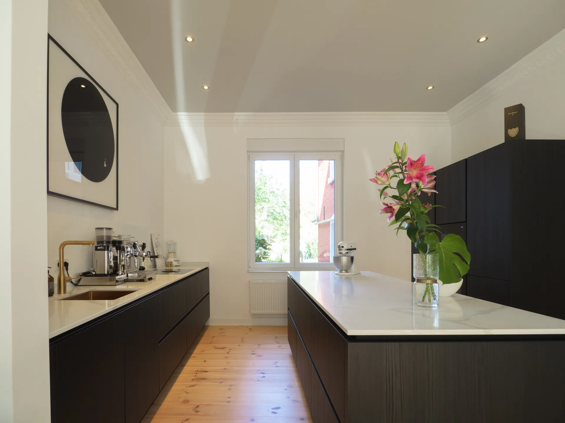 Designküche in Schwarz – Grifflose Küche mit Quarzstein-Arbeitsplatte