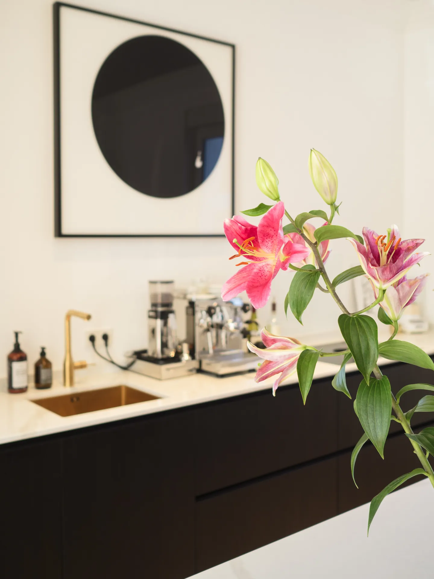 Designküche in Schwarz – Grifflose Küche mit Quarzstein-Arbeitsplatte