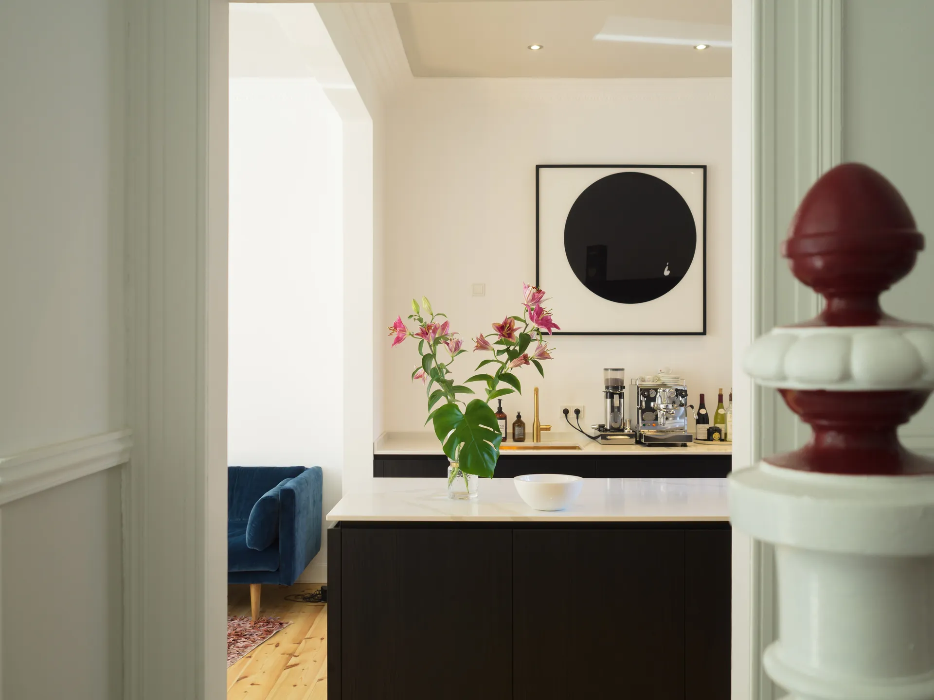 Designküche in Schwarz – Grifflose Küche mit Quarzstein-Arbeitsplatte