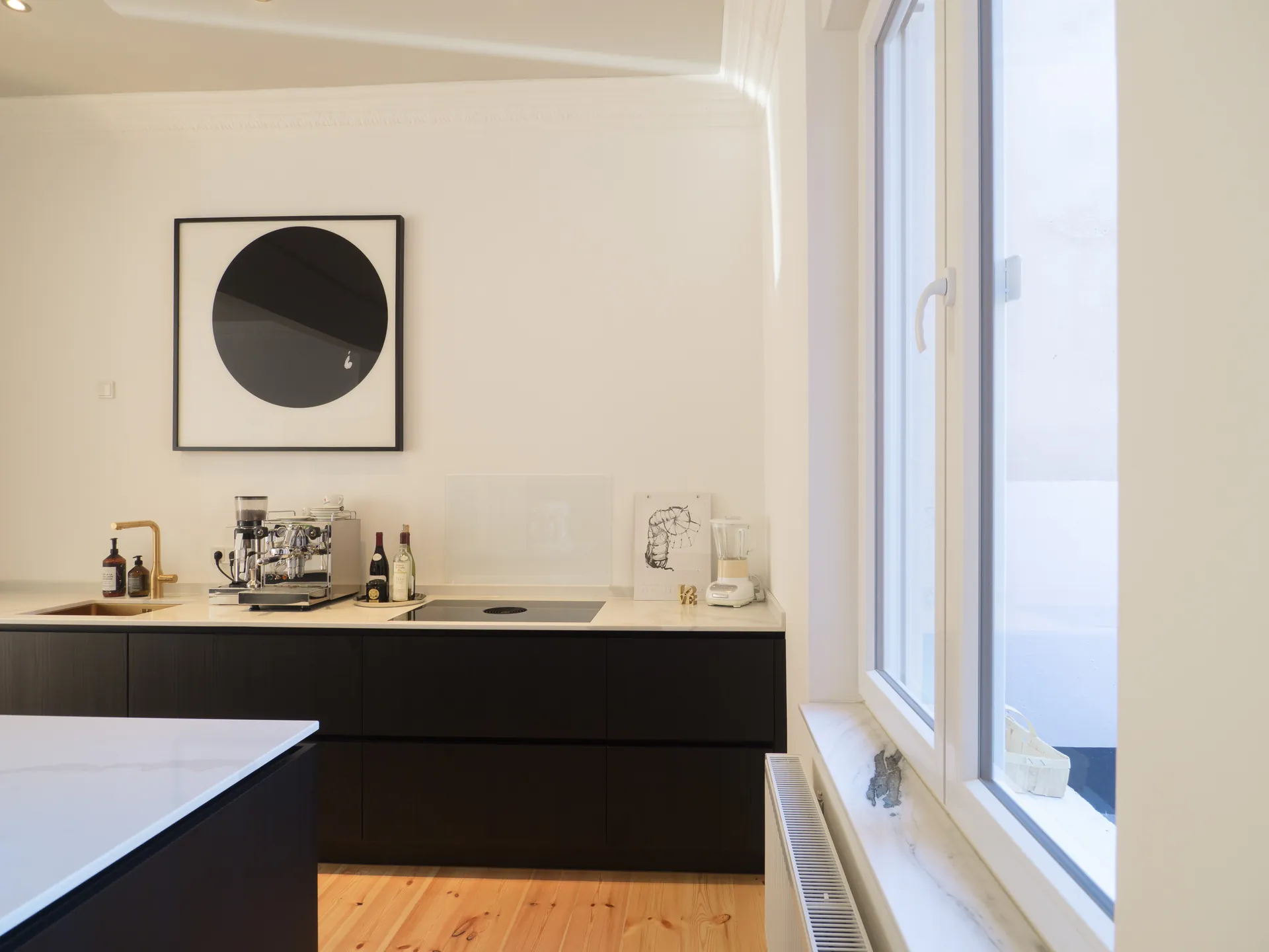 Designküche in Schwarz – Grifflose Küche mit Quarzstein-Arbeitsplatte