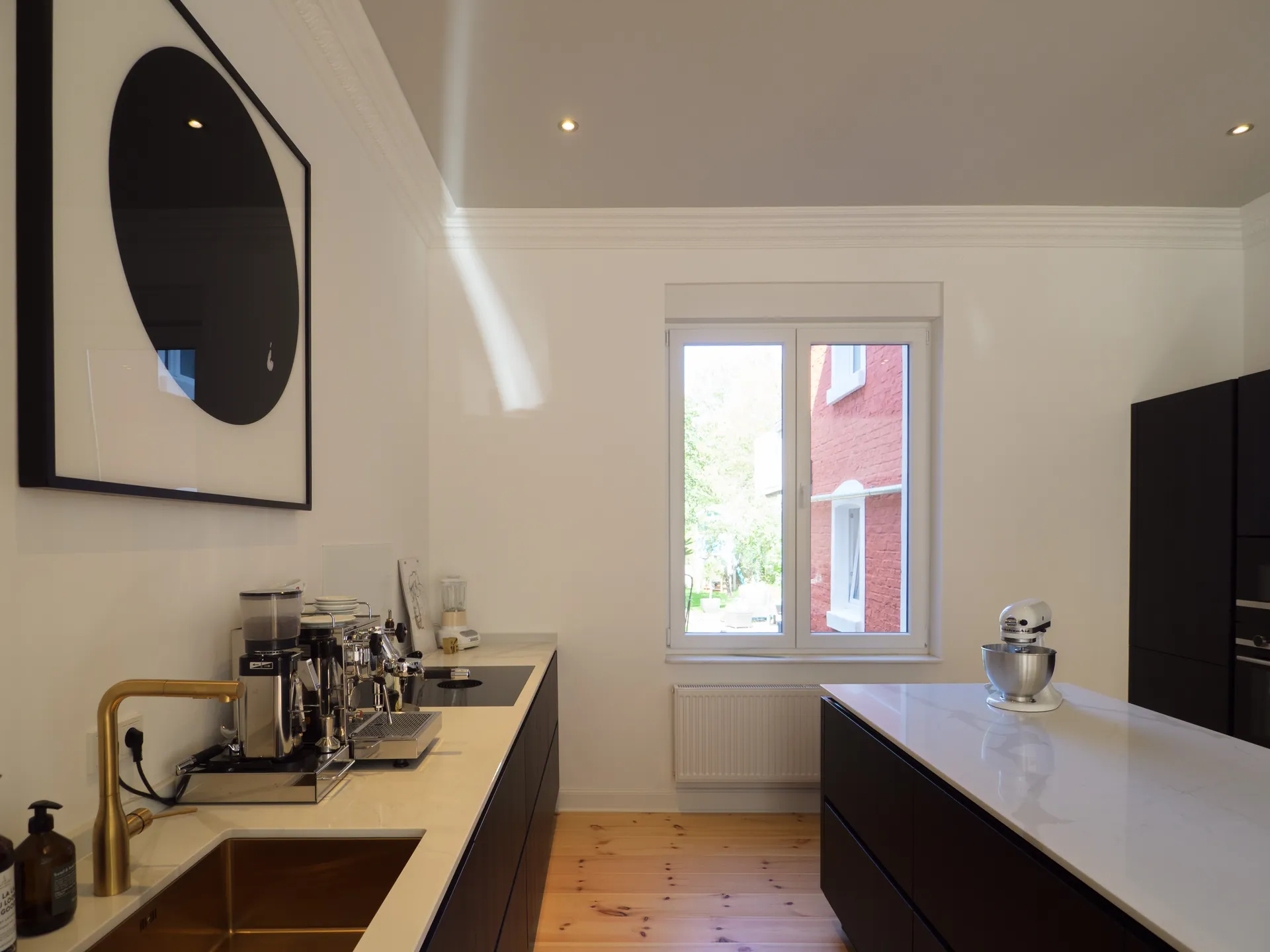 Designküche in Schwarz – Grifflose Küche mit Quarzstein-Arbeitsplatte