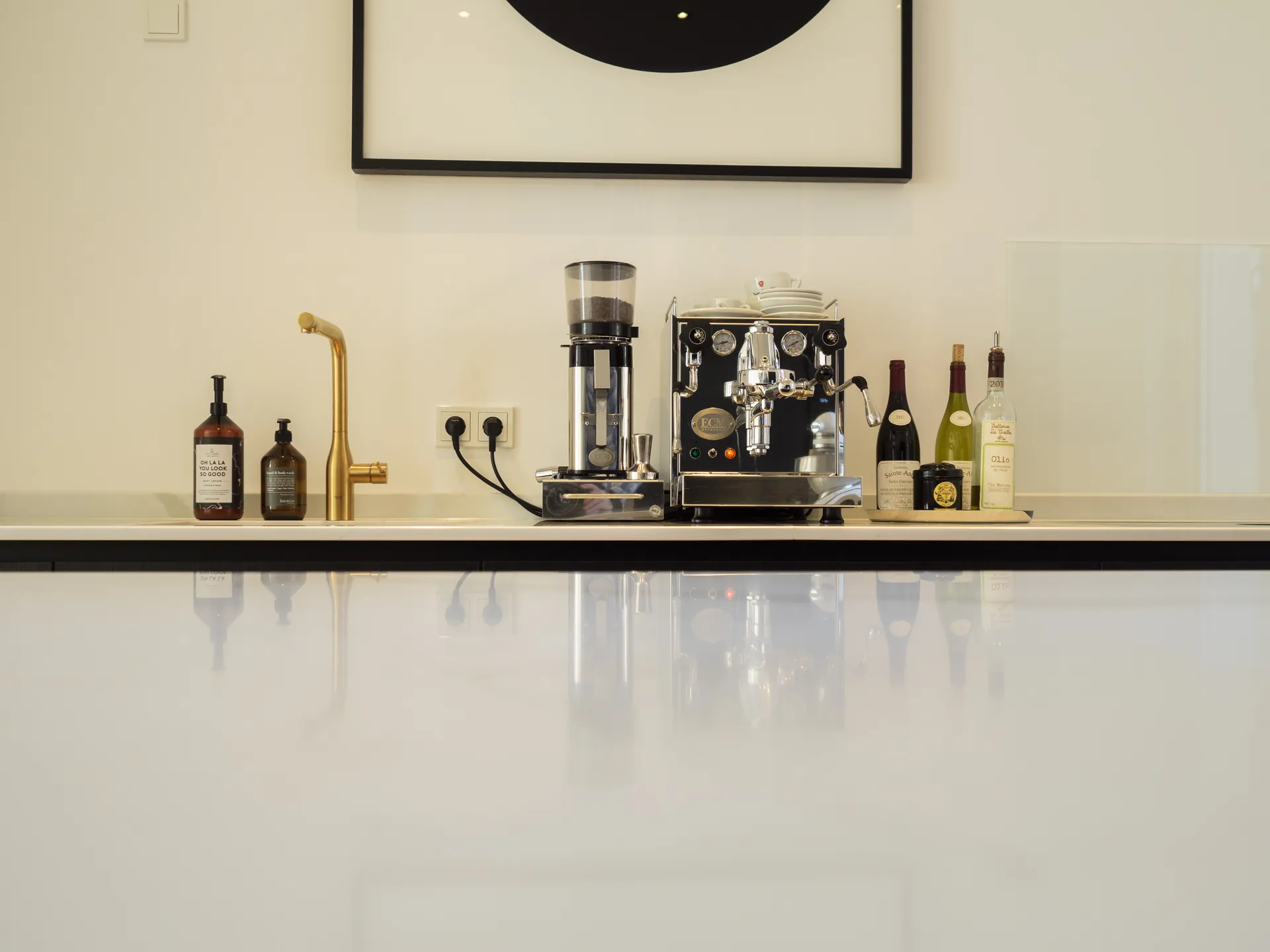 Designküche in Schwarz – Grifflose Küche mit Quarzstein-Arbeitsplatte