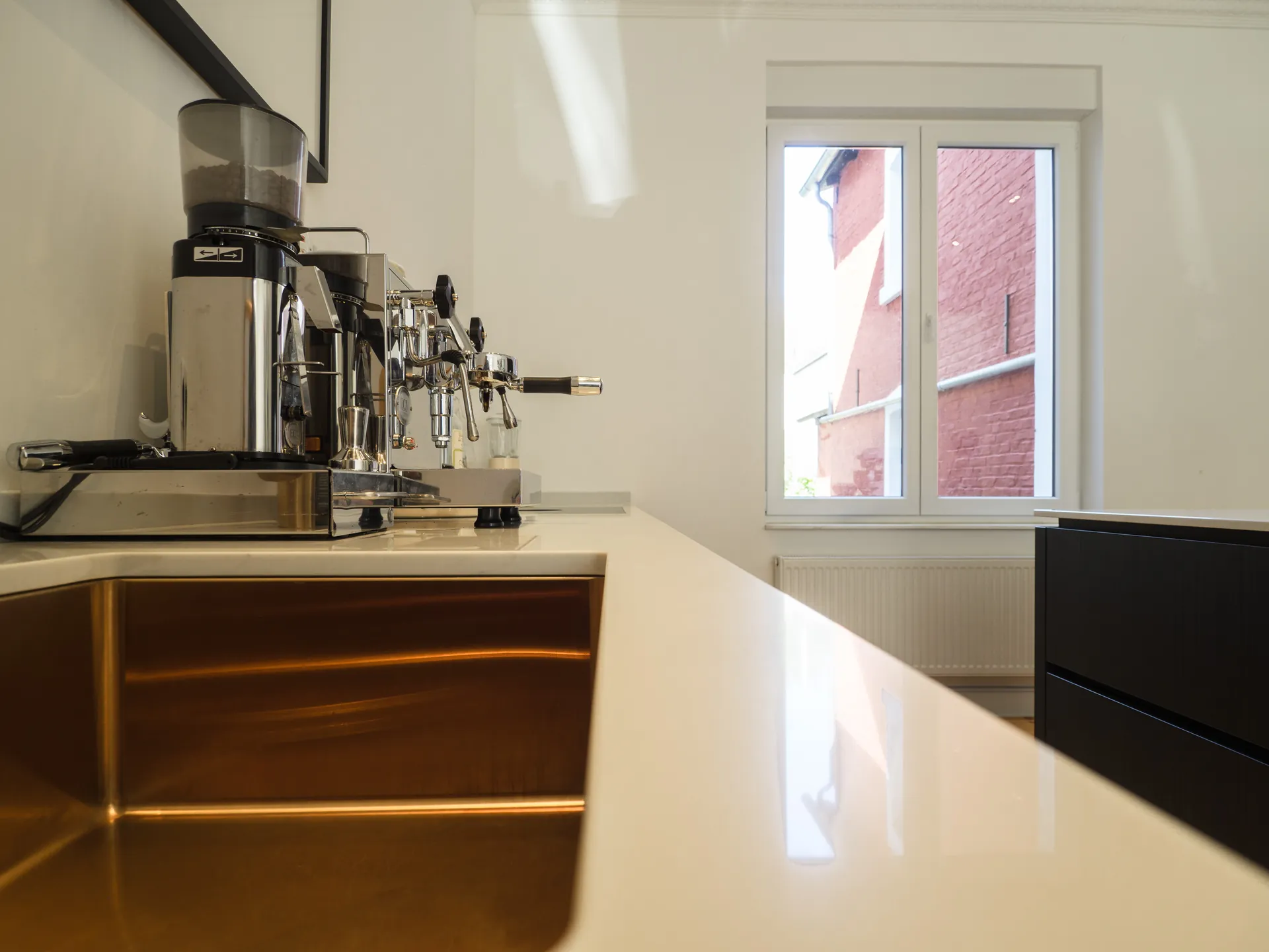 Designküche in Schwarz – Grifflose Küche mit Quarzstein-Arbeitsplatte