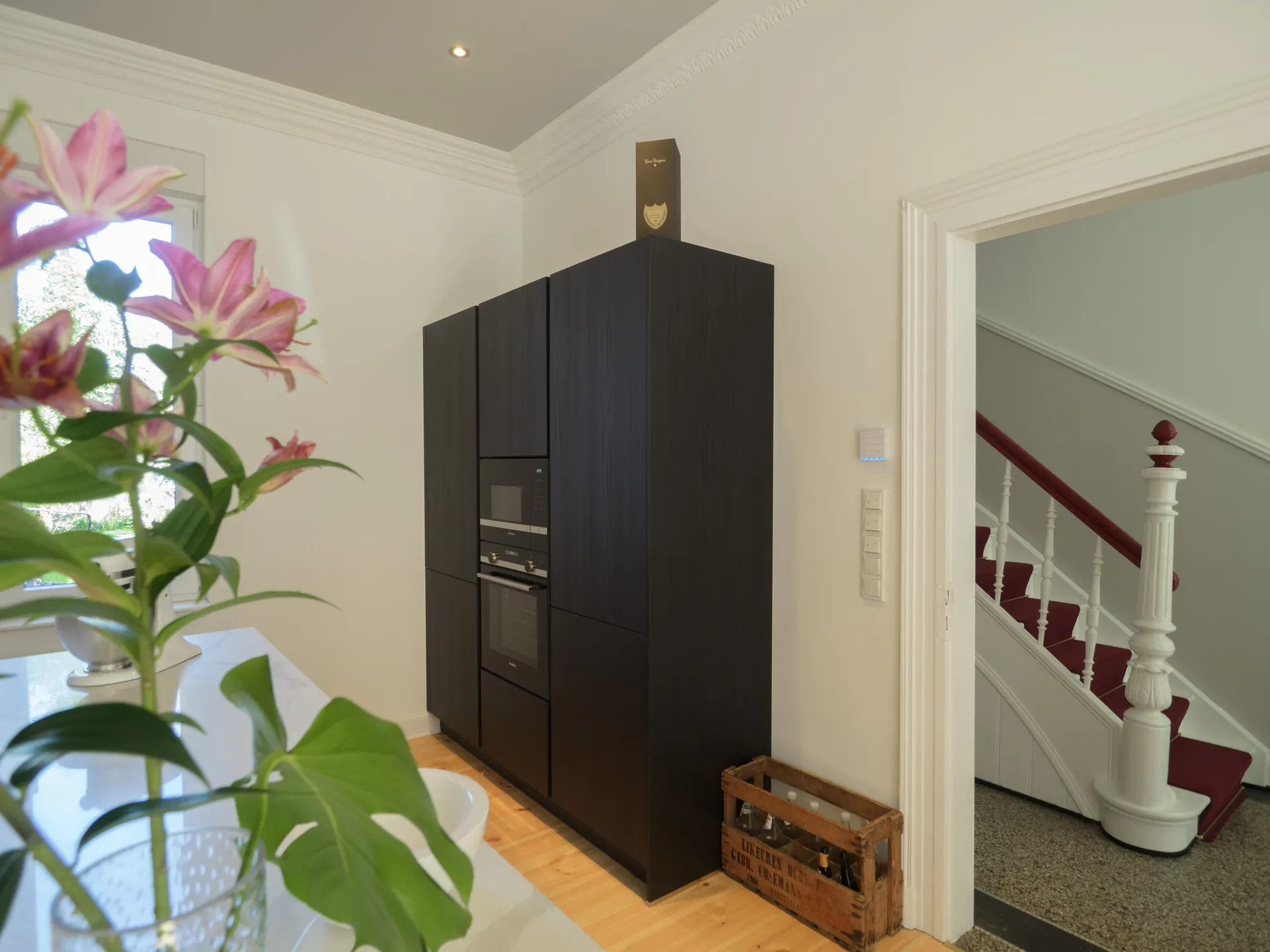 Designküche in Schwarz – Grifflose Küche mit Quarzstein-Arbeitsplatte