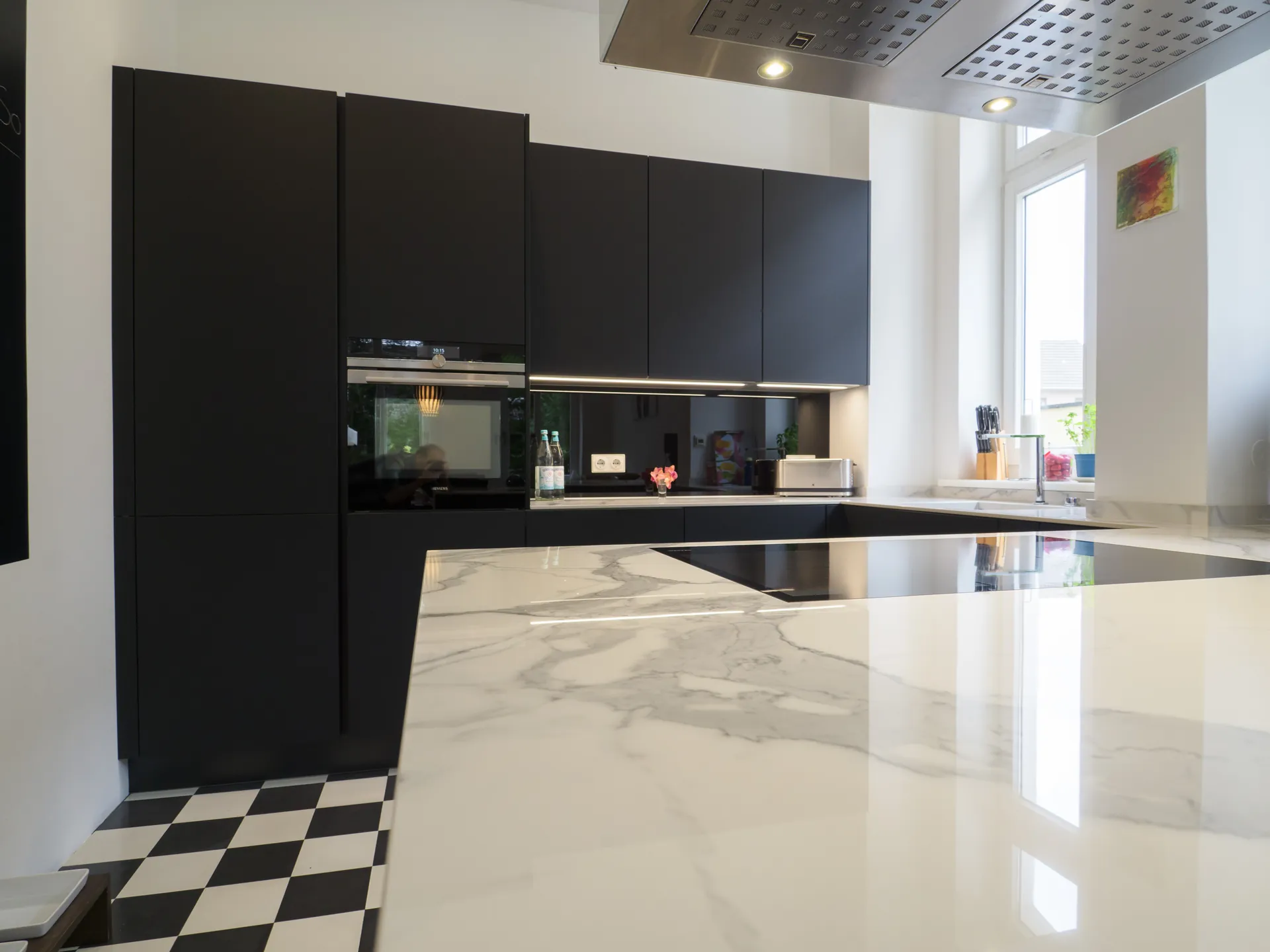 Designküche in Schwarz – Häcker Küche in Schwarz matt mit Keramik