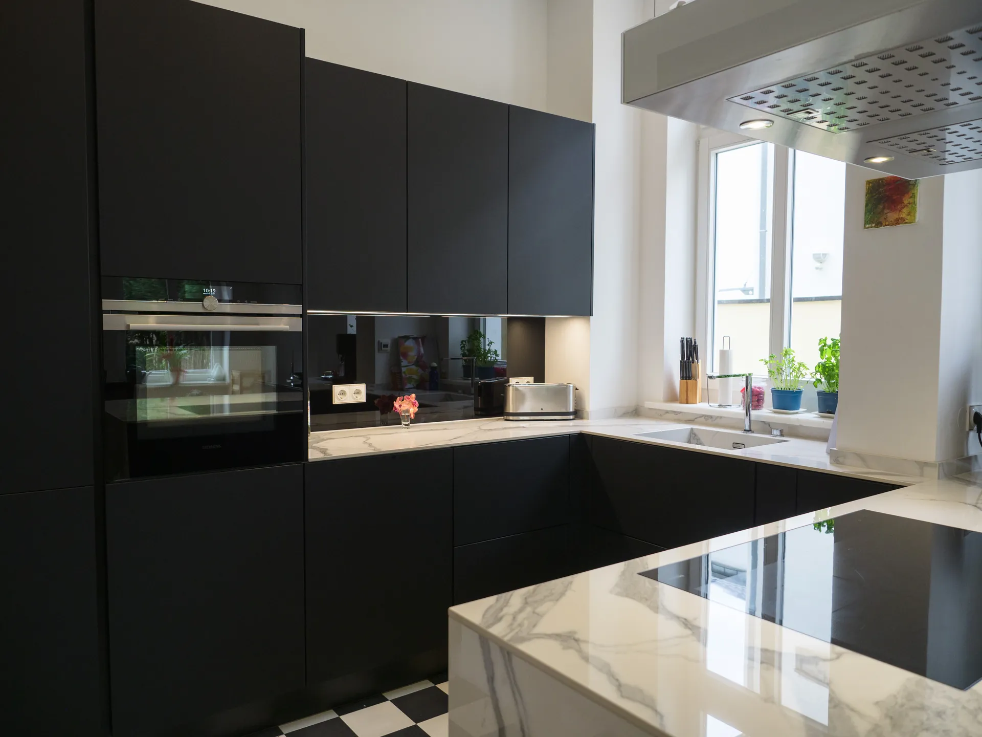 Designküche in Schwarz – Häcker Küche in Schwarz matt mit Keramik