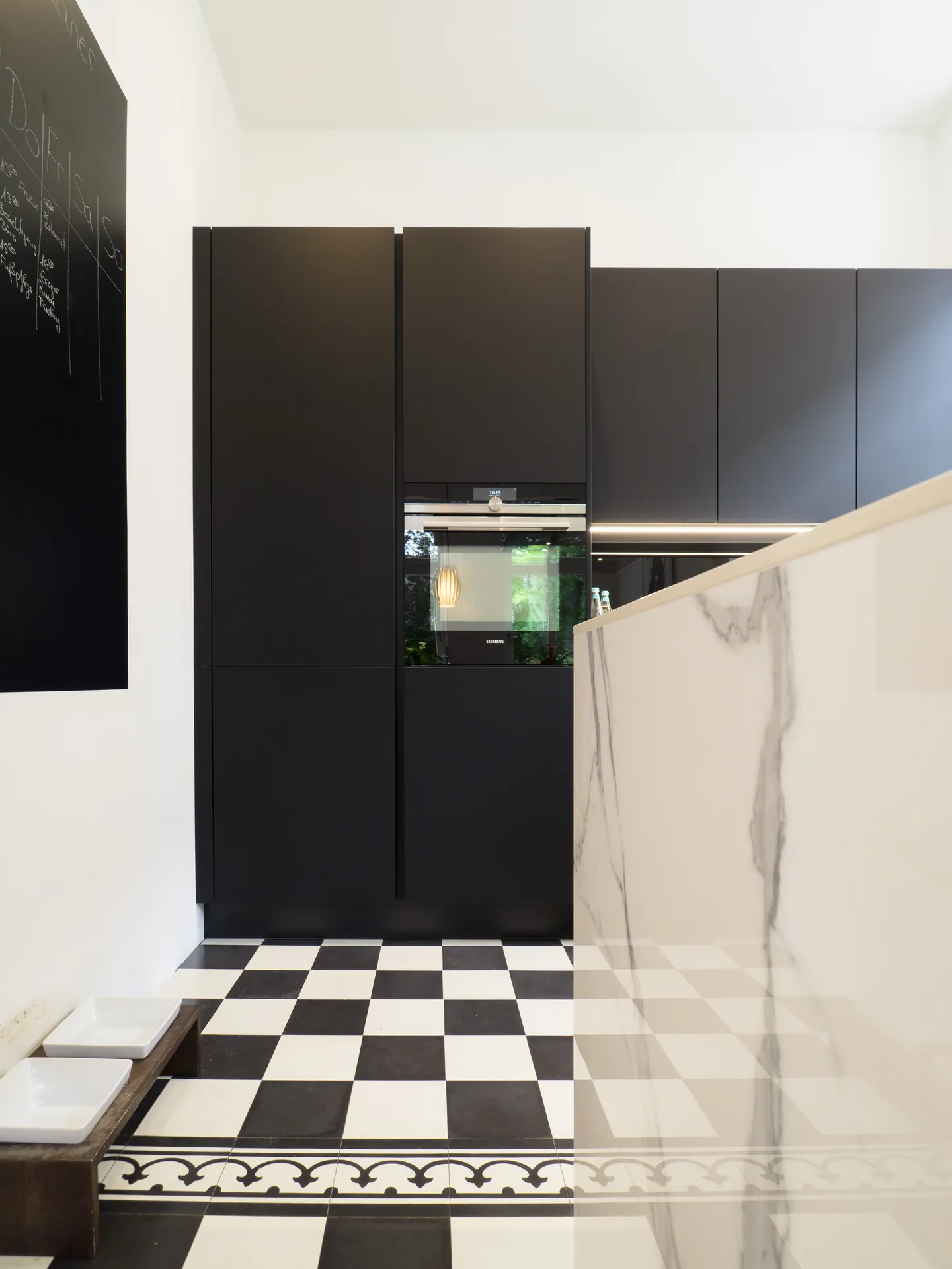 Designküche in Schwarz – Häcker Küche in Schwarz matt mit Keramik
