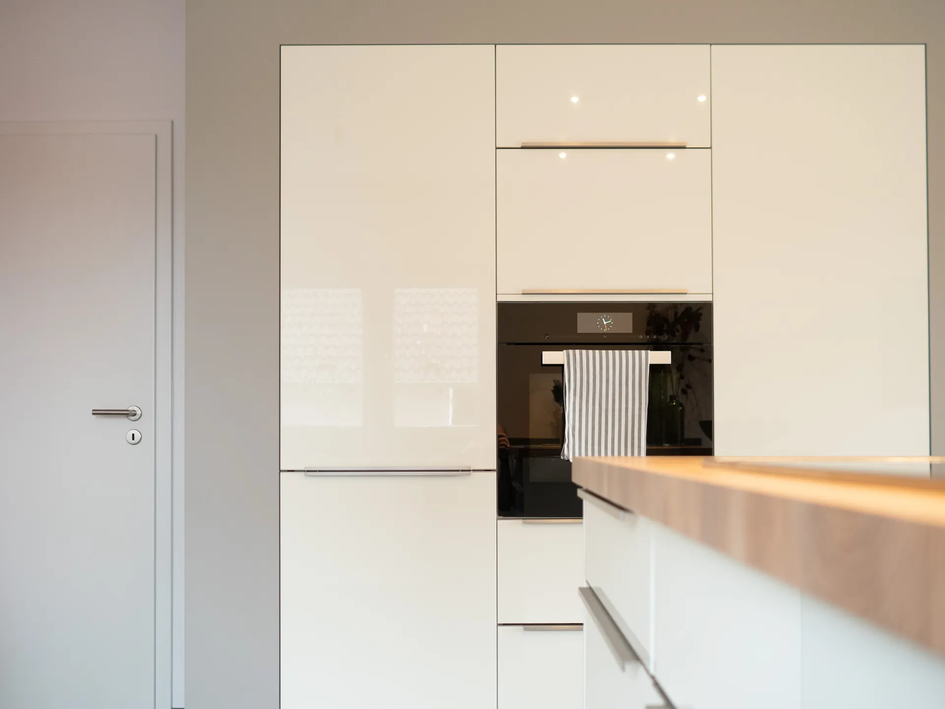 Designküche – Helle offene Küche in Weiß Hochglanz