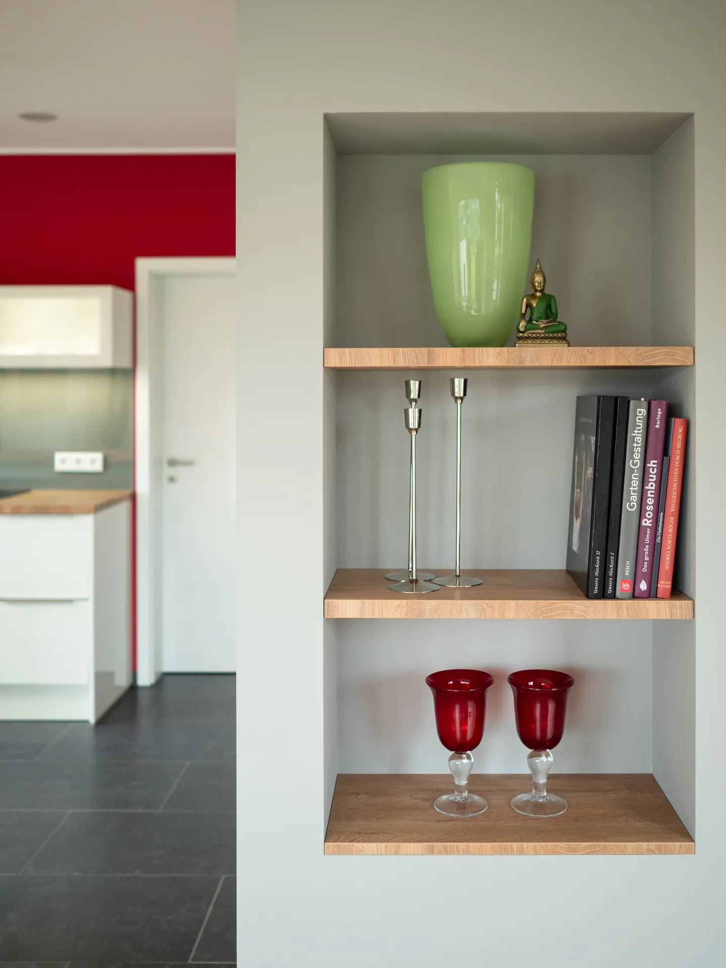 Designküche – Helle offene Küche in Weiß Hochglanz