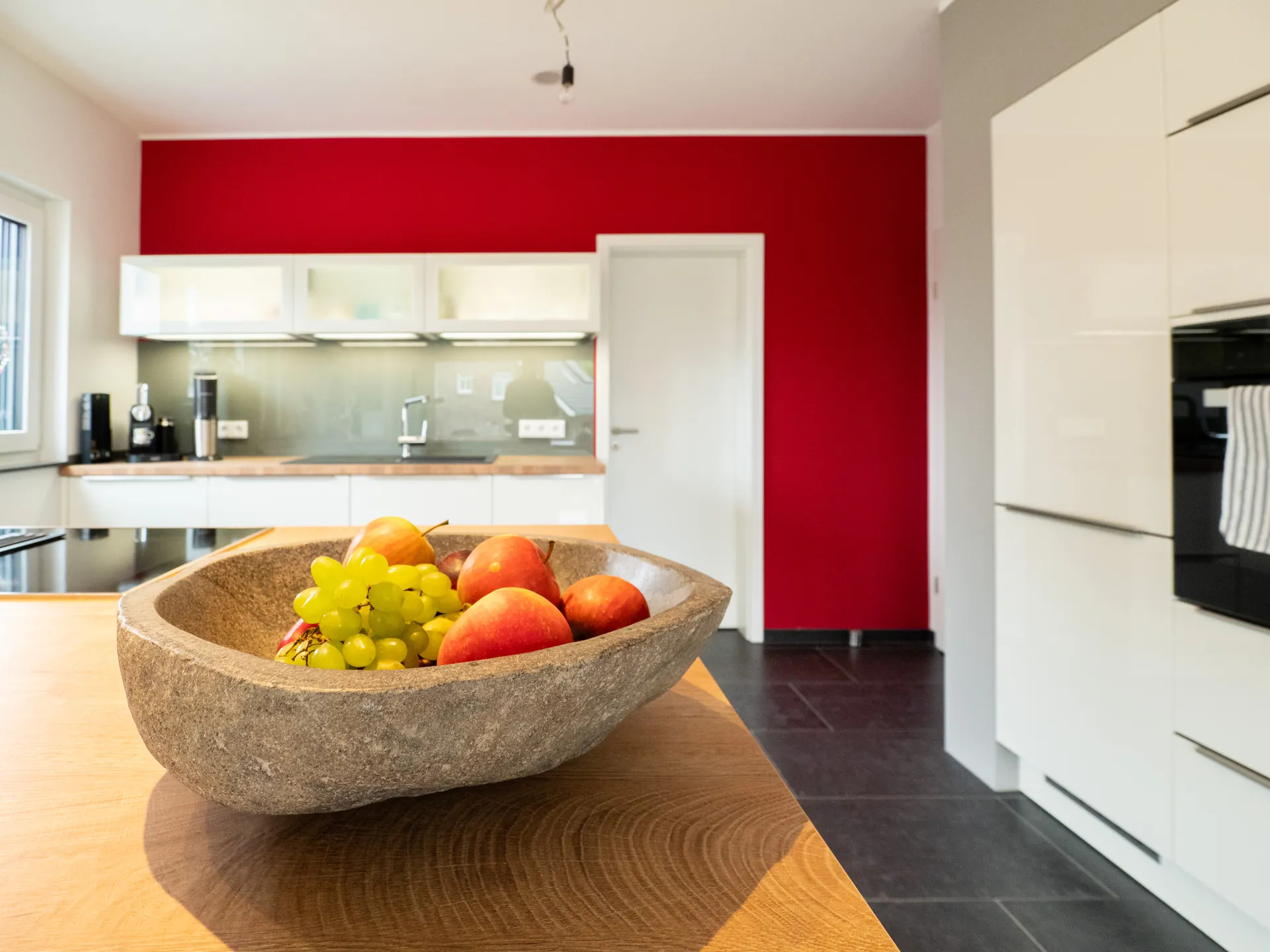 Designküche – Helle offene Küche in Weiß Hochglanz