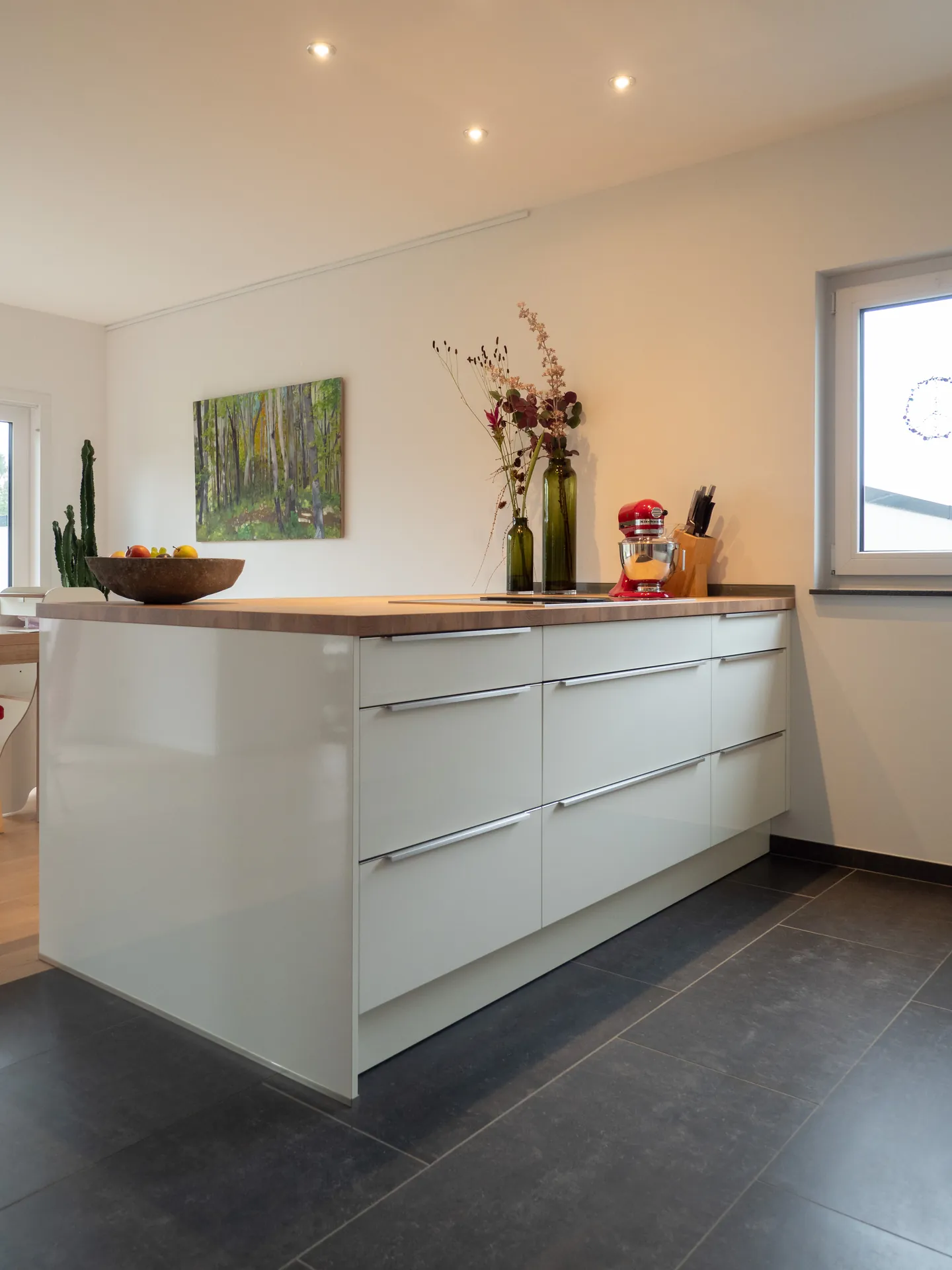 Designküche – Helle offene Küche in Weiß Hochglanz