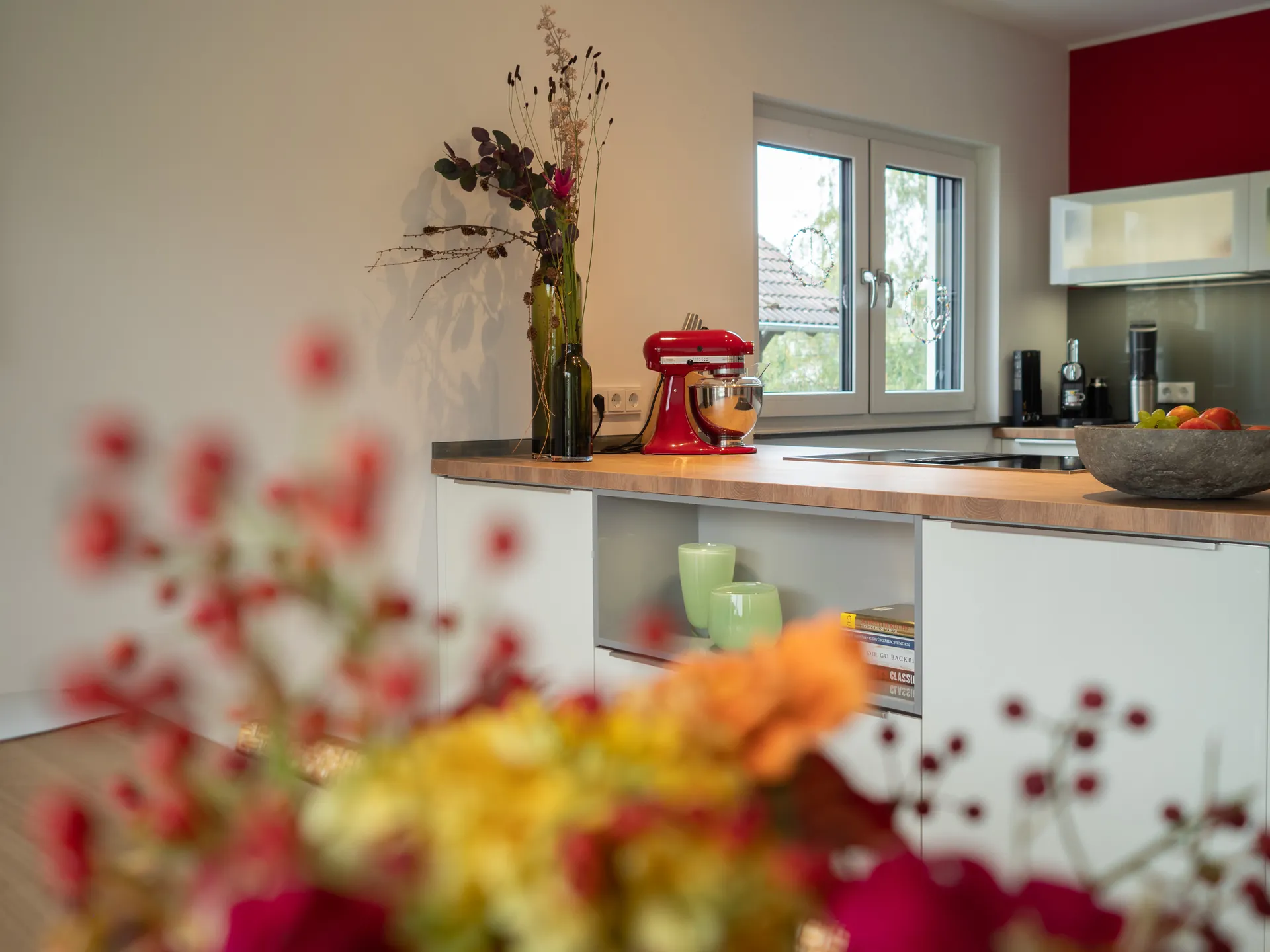Designküche – Helle offene Küche in Weiß Hochglanz
