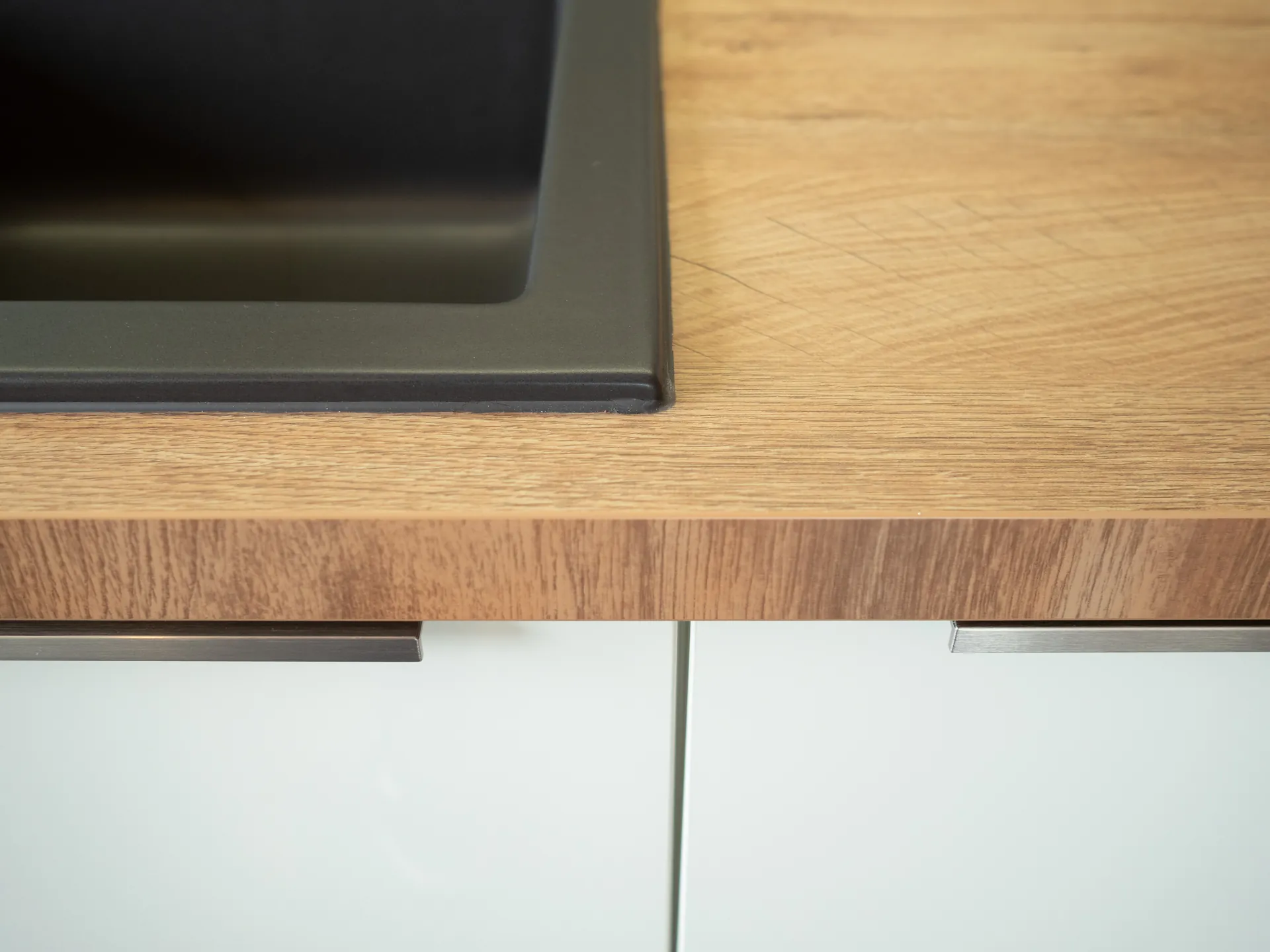 Designküche – Helle offene Küche in Weiß Hochglanz