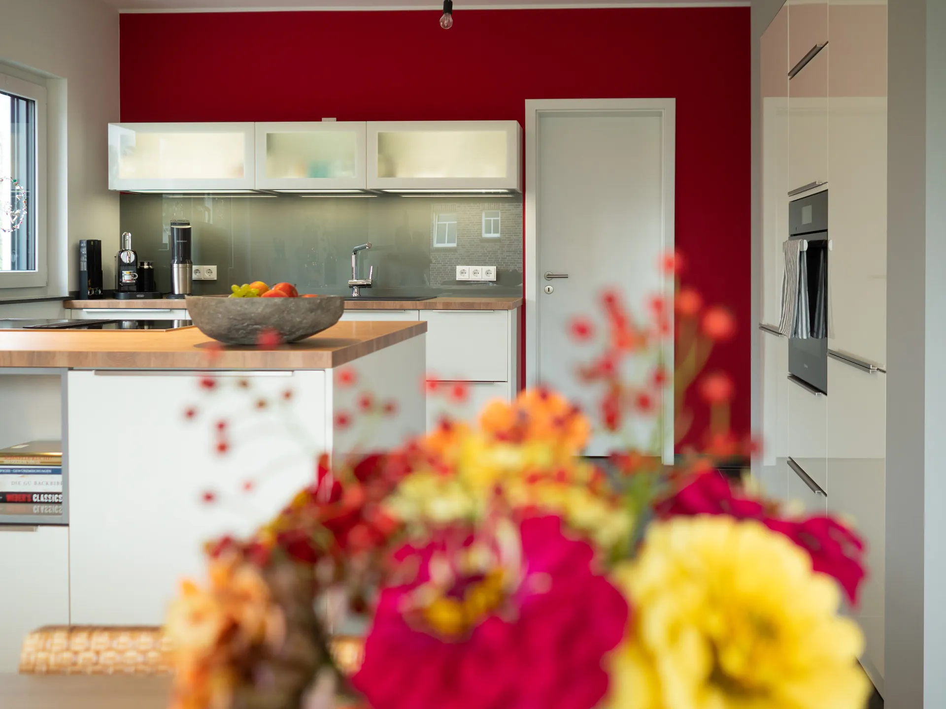 Designküche – Helle offene Küche in Weiß Hochglanz
