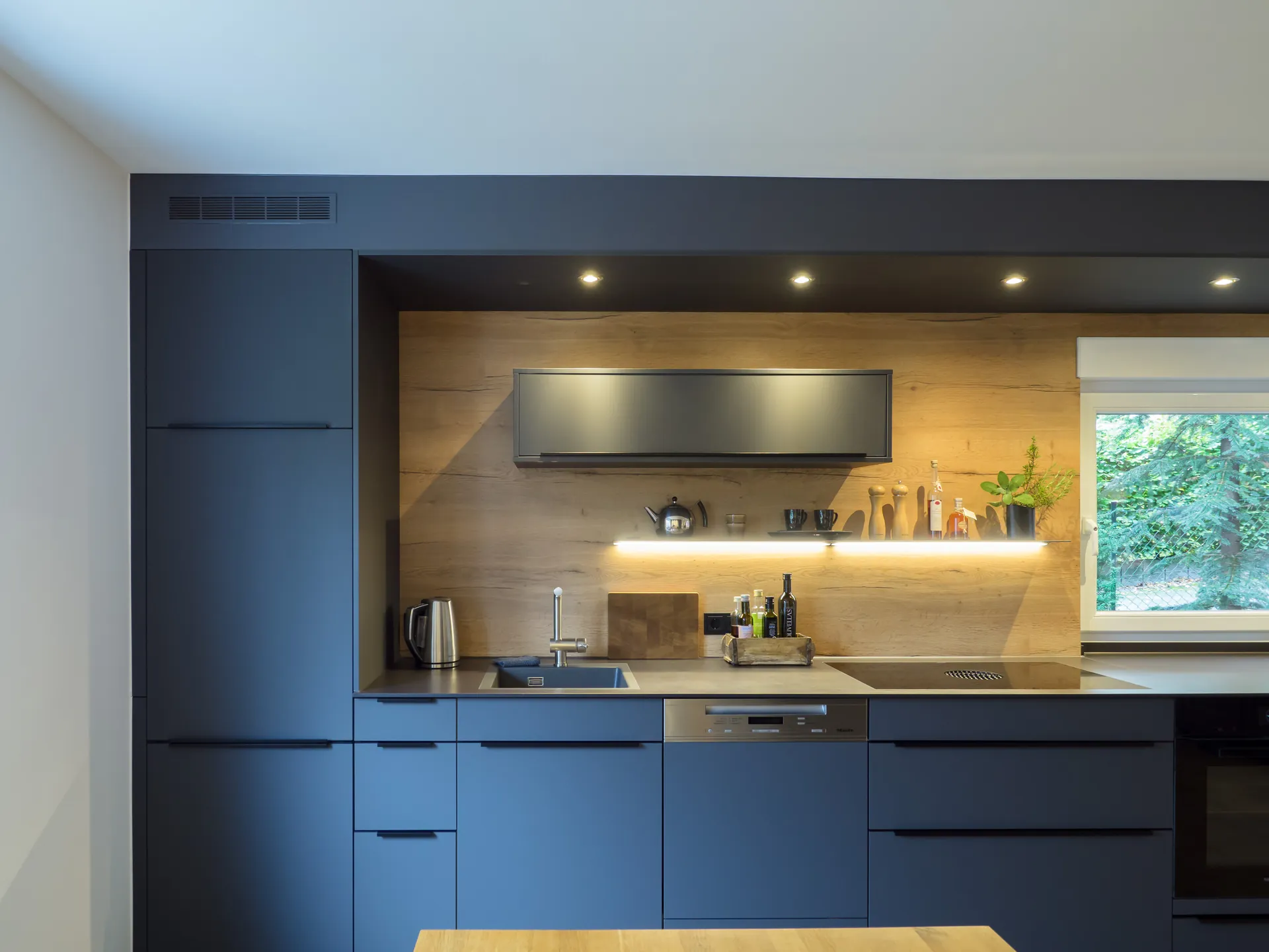 Designküche – Offene Wohnküche in Carbongrau mit Keramik
