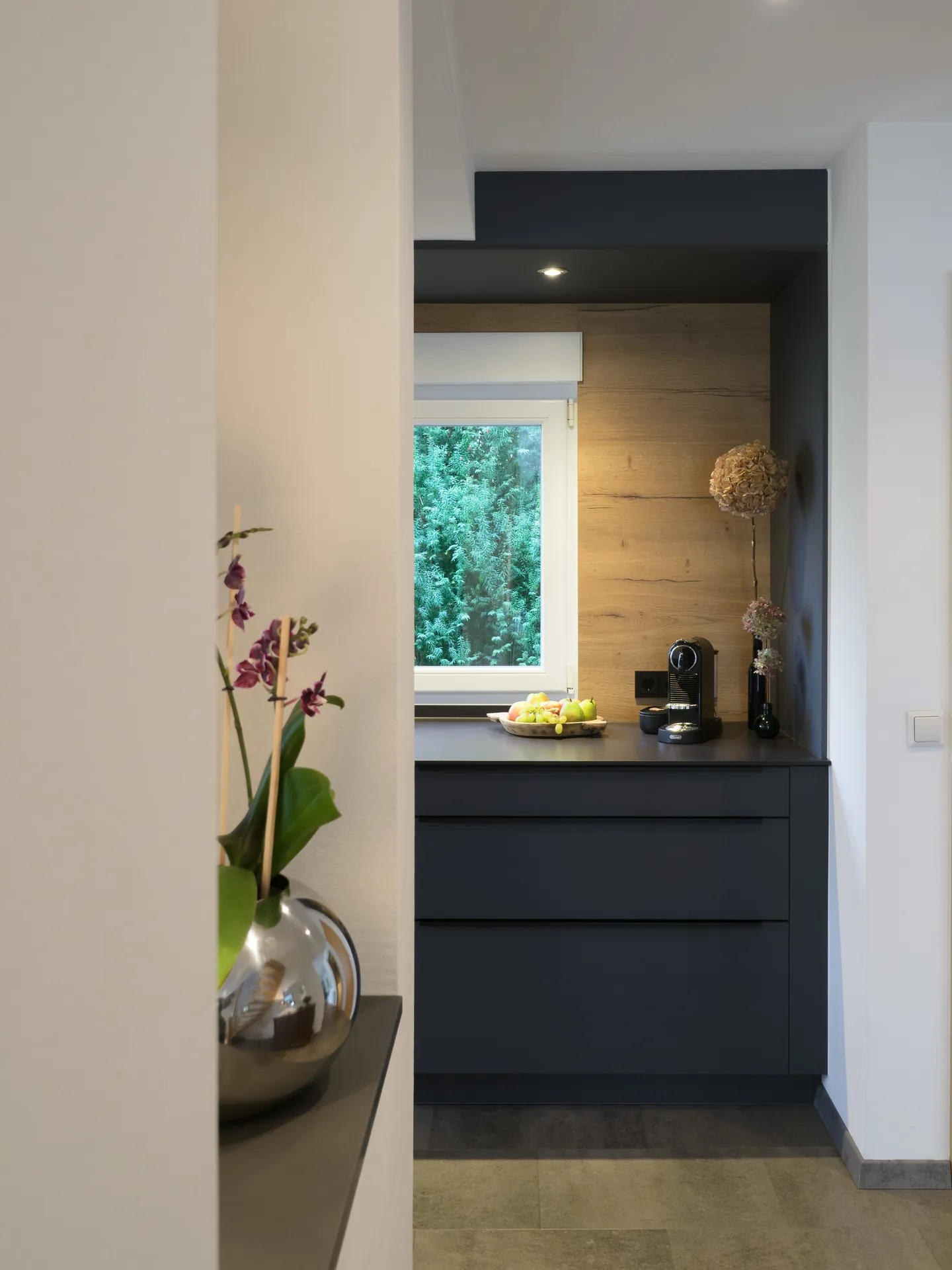 Designküche – Offene Wohnküche in Carbongrau mit Keramik
