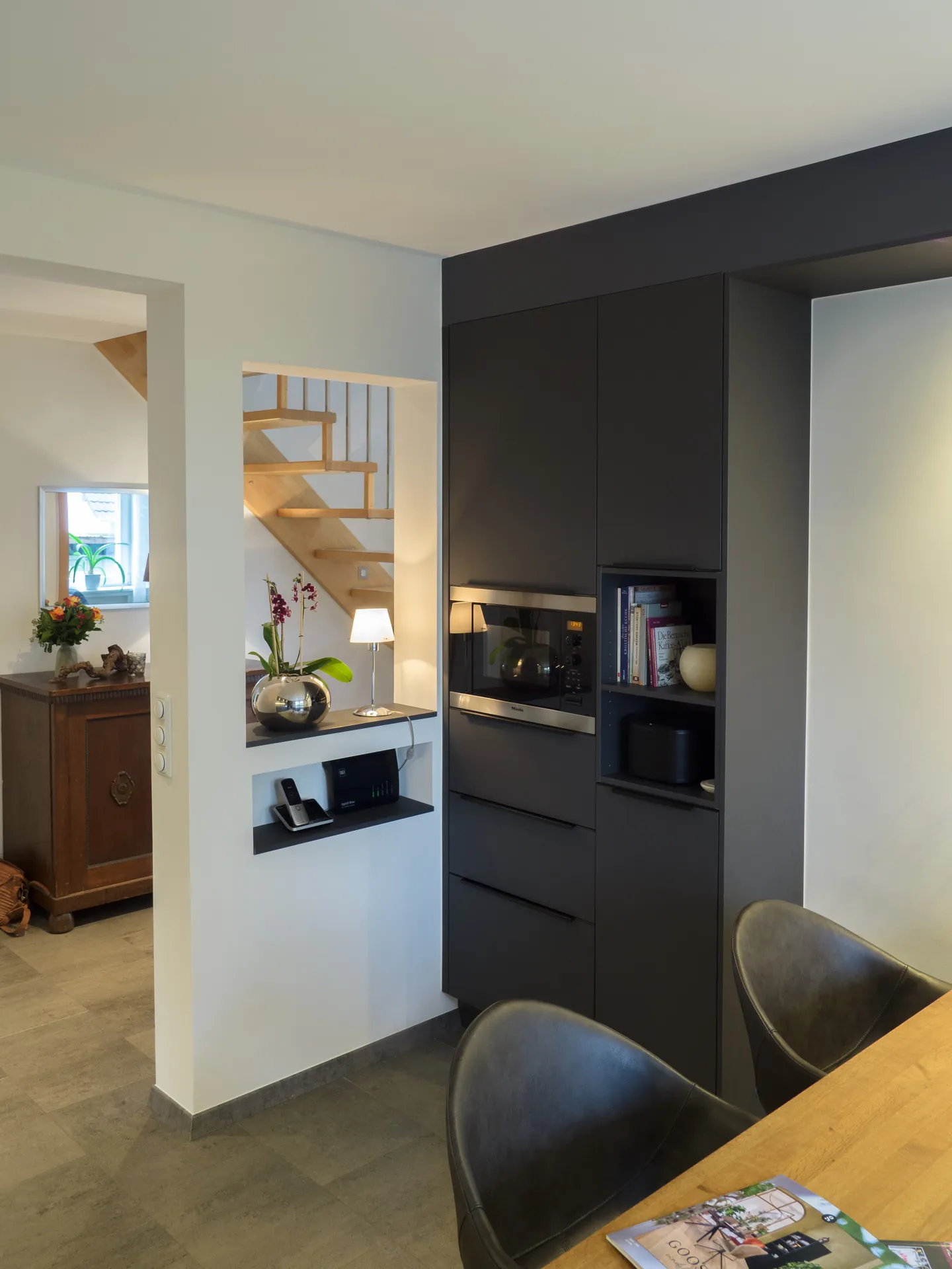 Designküche – Offene Wohnküche in Carbongrau mit Keramik