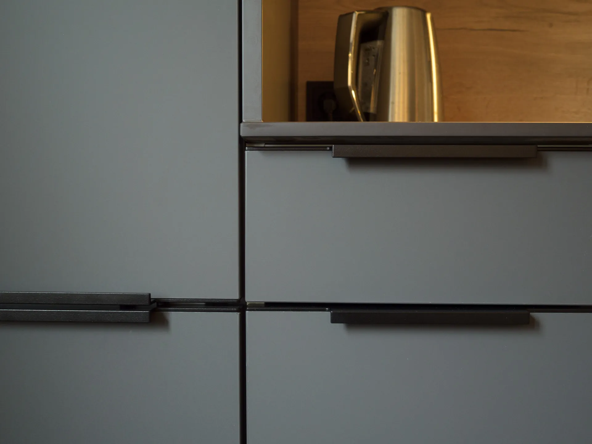 Designküche – Offene Wohnküche in Carbongrau mit Keramik