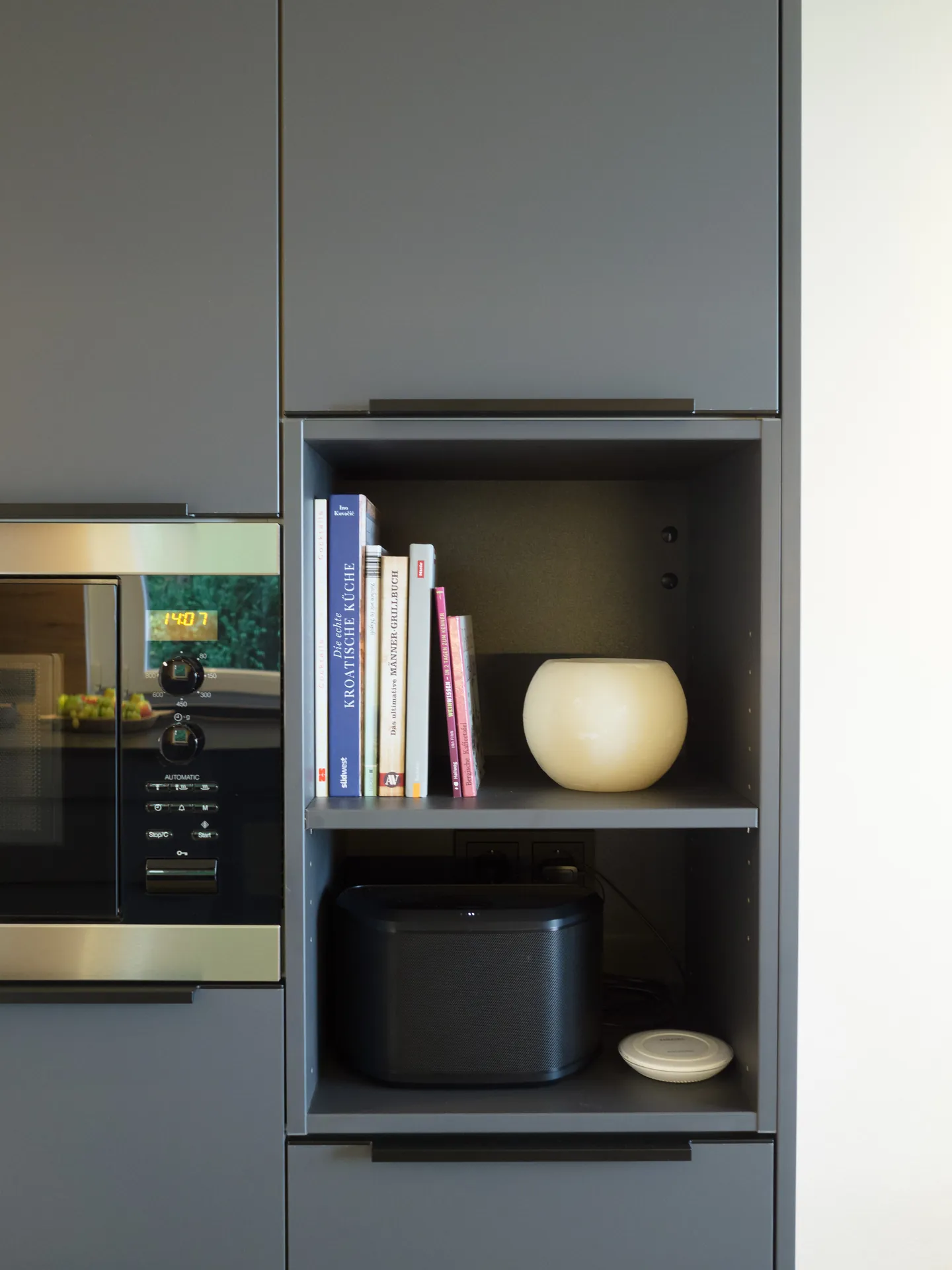 Designküche – Offene Wohnküche in Carbongrau mit Keramik