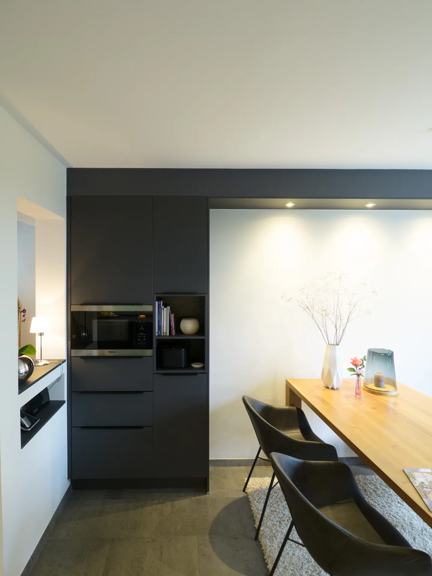 Designküche – Offene Wohnküche in Carbongrau mit Keramik