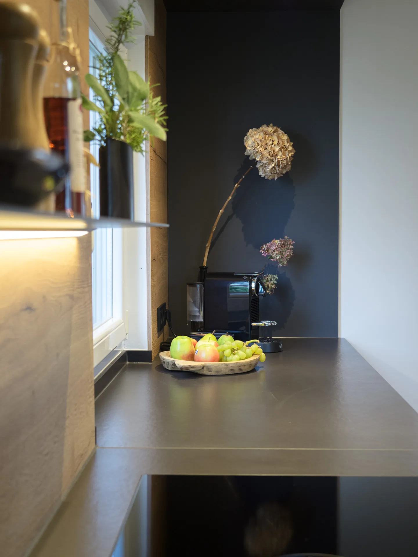 Designküche – Offene Wohnküche in Carbongrau mit Keramik
