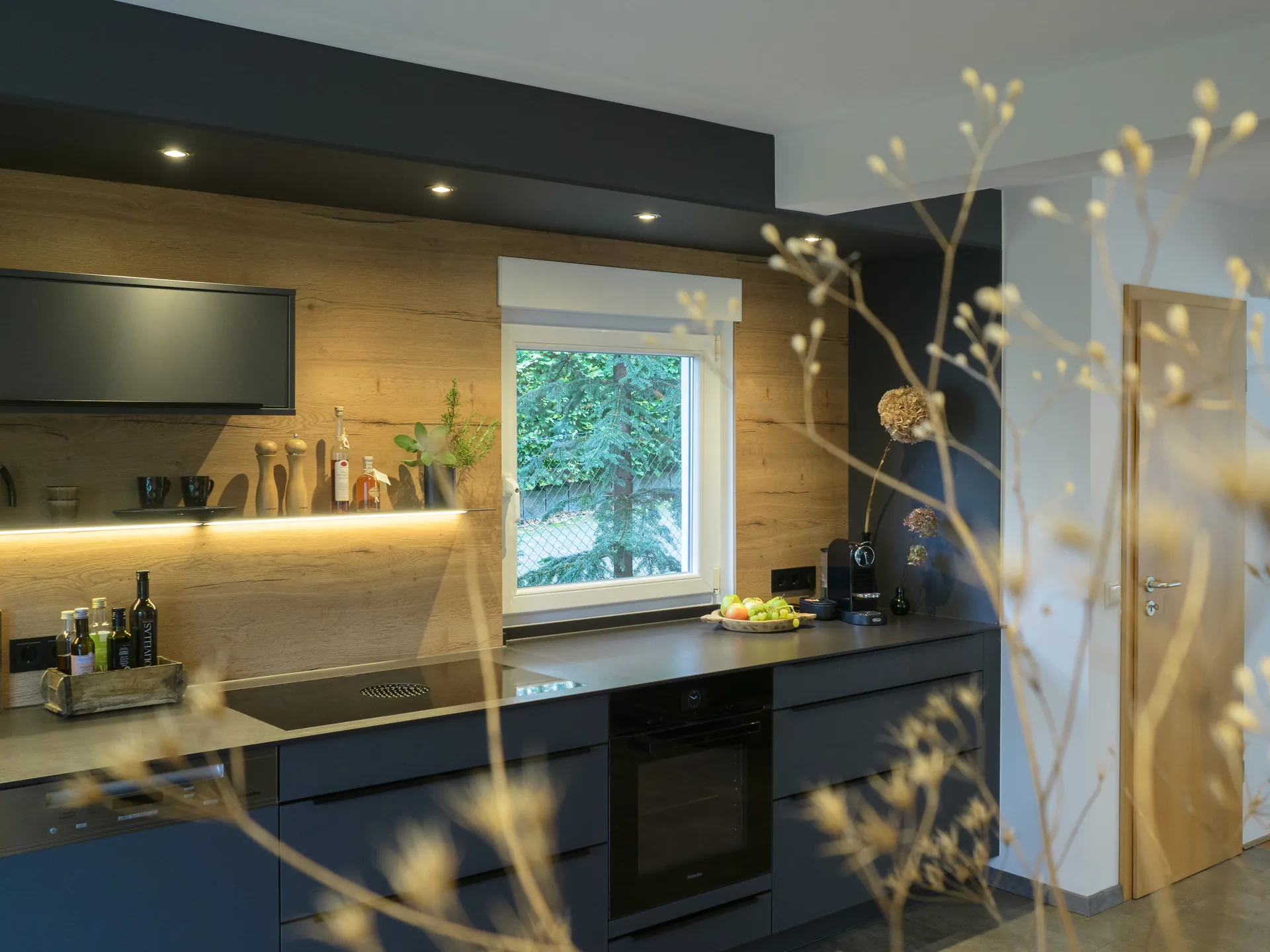 Designküche – Offene Wohnküche in Carbongrau mit Keramik