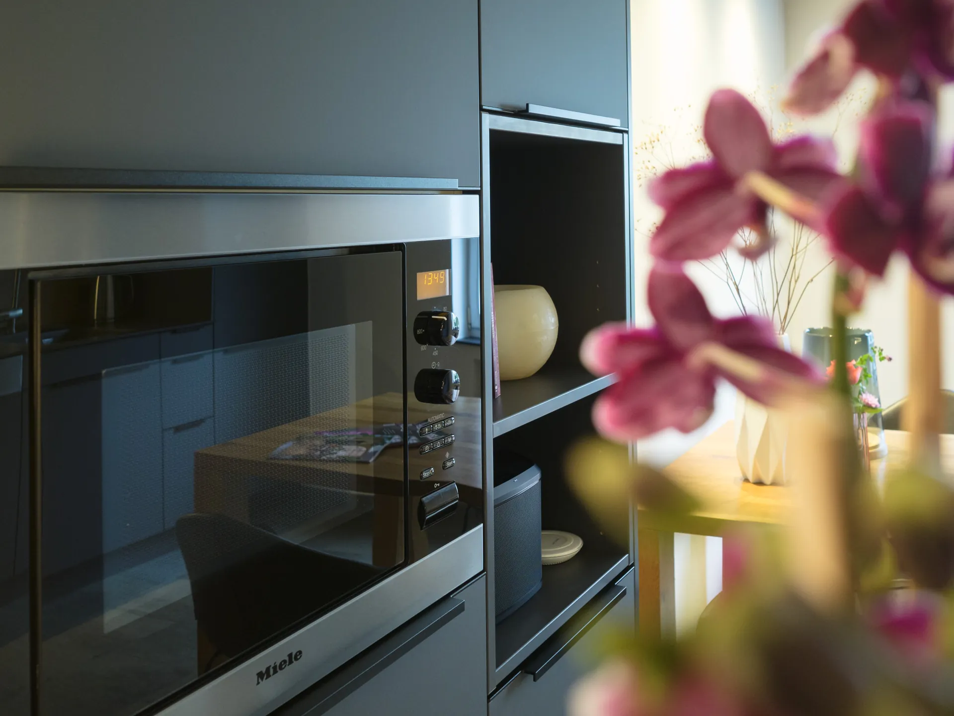Designküche – Offene Wohnküche in Carbongrau mit Keramik