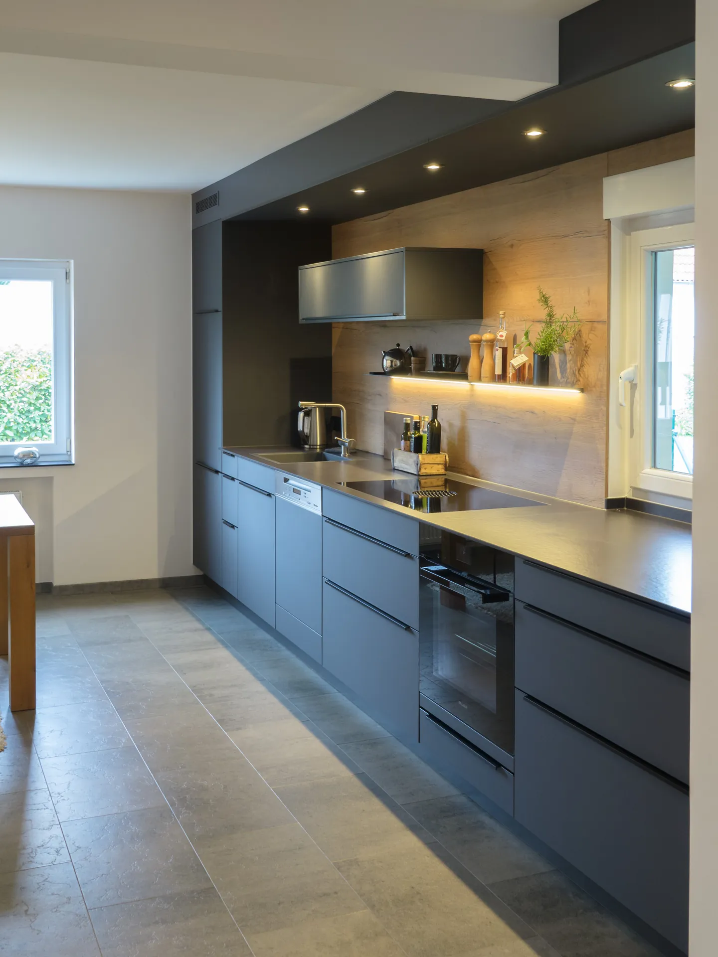 Designküche – Offene Wohnküche in Carbongrau mit Keramik