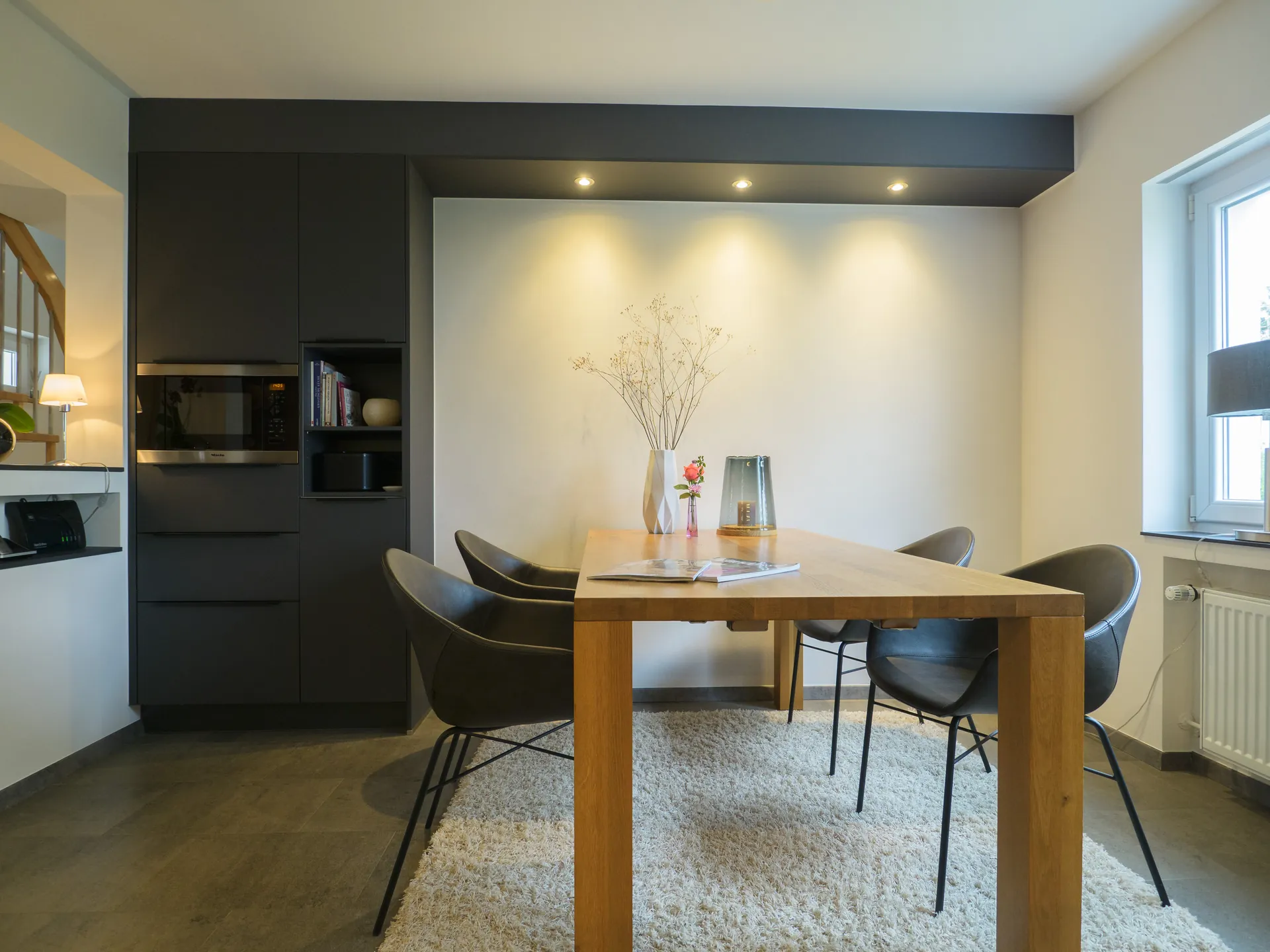 Designküche – Offene Wohnküche in Carbongrau mit Keramik