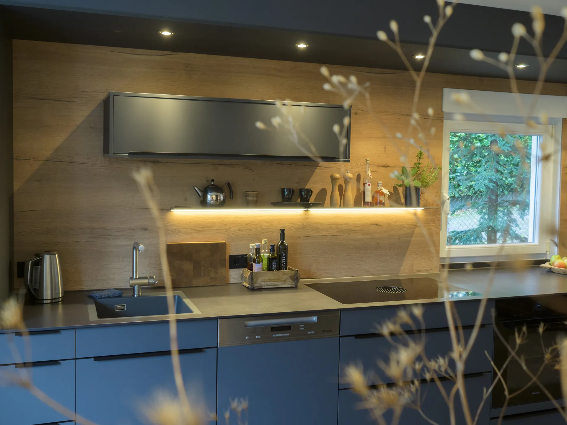 Designküche – Offene Wohnküche in Carbongrau mit Keramik