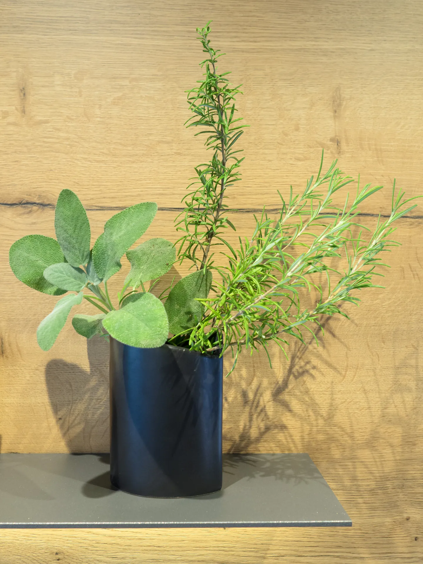 Designküche – Offene Wohnküche in Carbongrau mit Keramik