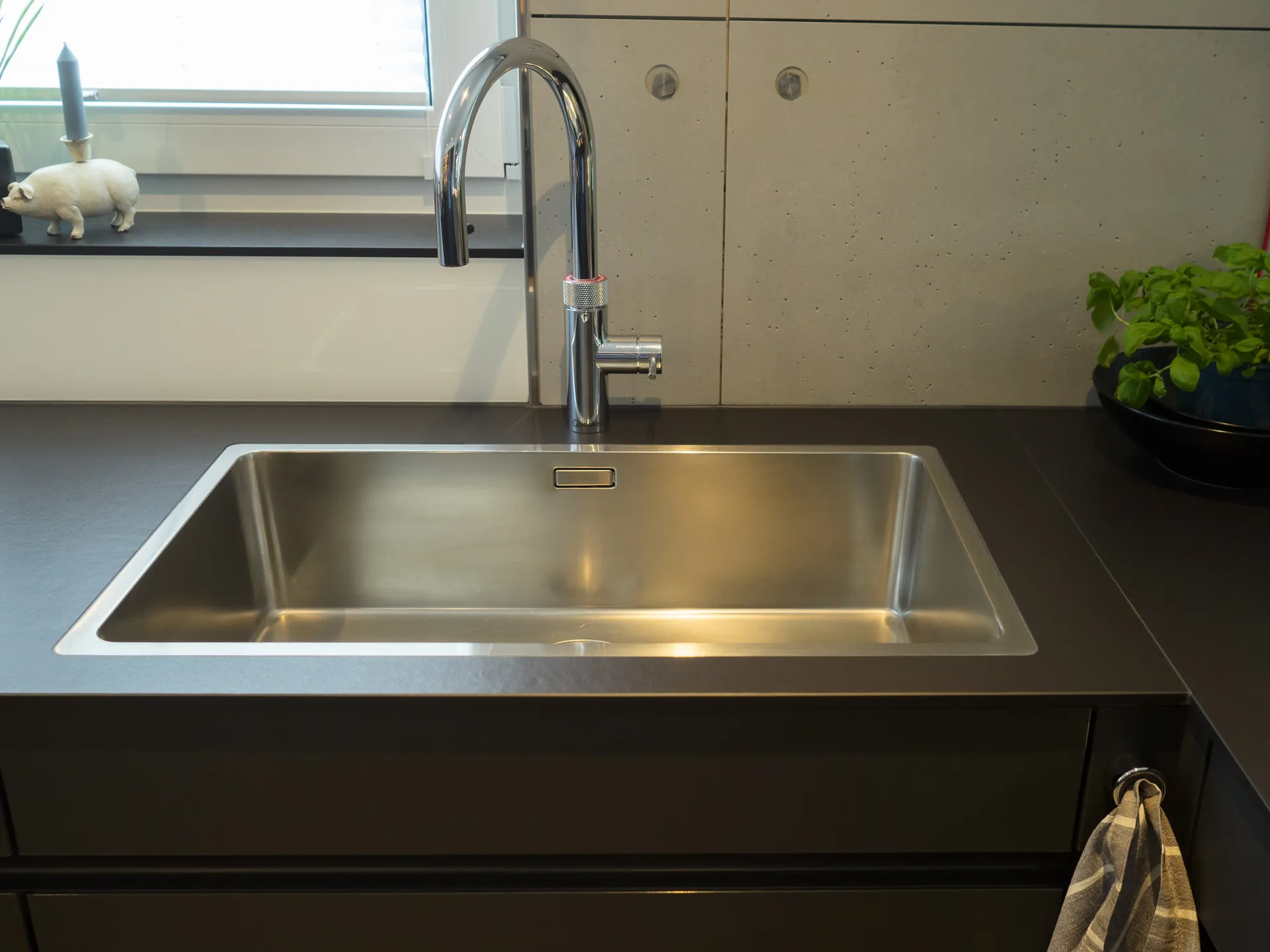 Designküche – Grifflose Küche in Carbongrau mit Gaggenau und Bora