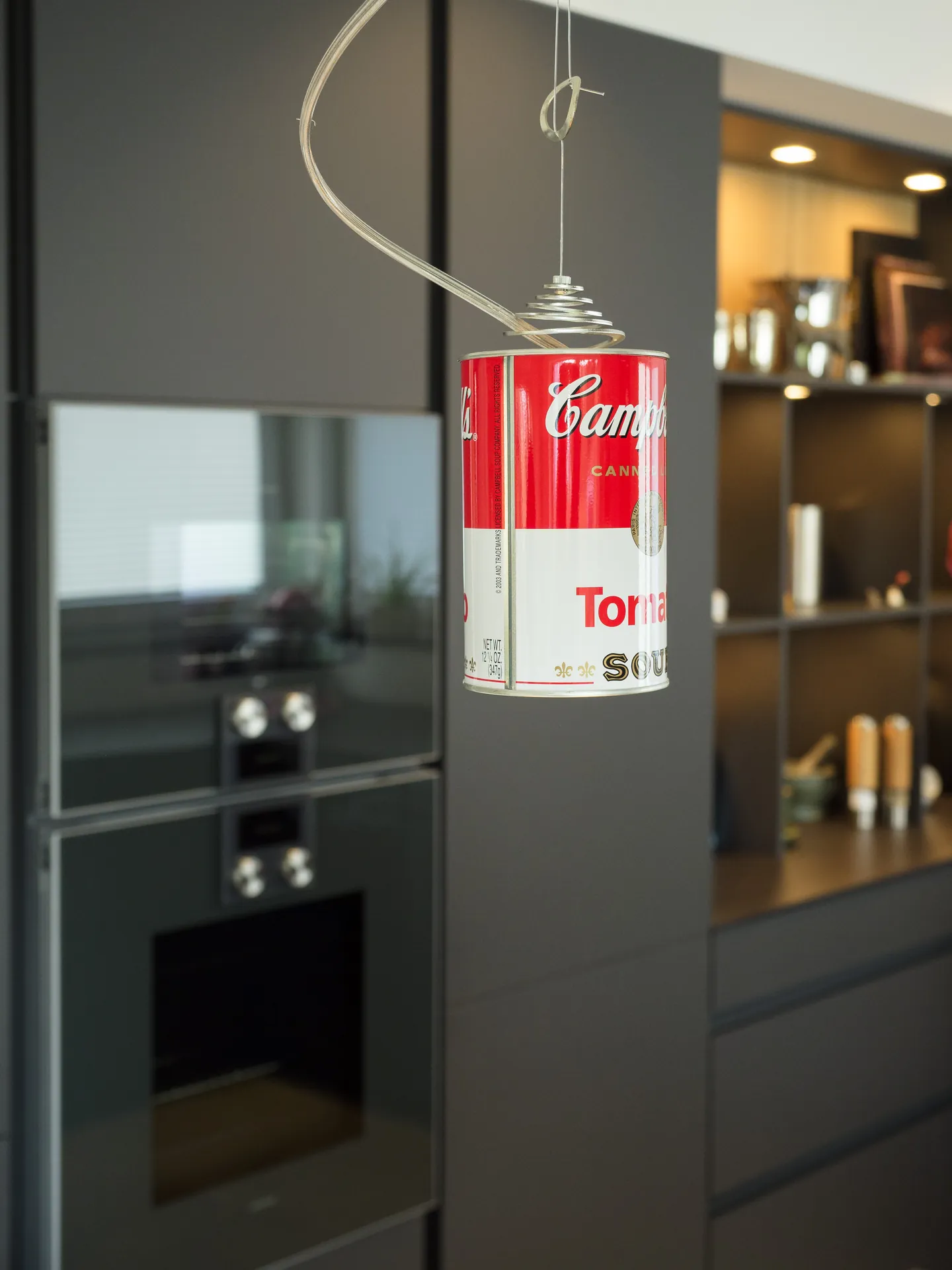 Designküche – Grifflose Küche in Carbongrau mit Gaggenau und Bora