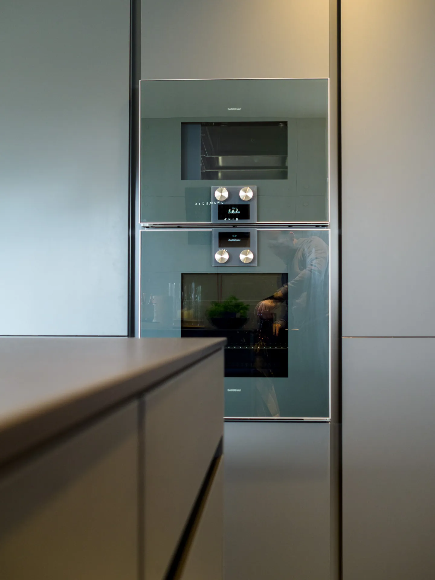 Designküche – Grifflose Küche in Carbongrau mit Gaggenau und Bora