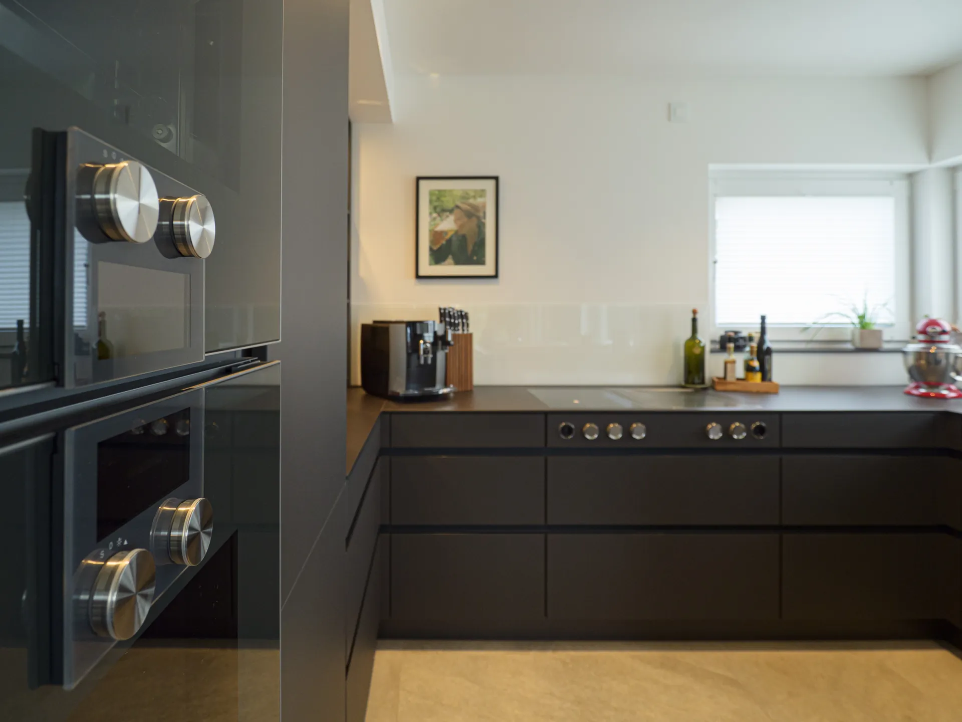 Designküche – Grifflose Küche in Carbongrau mit Gaggenau und Bora