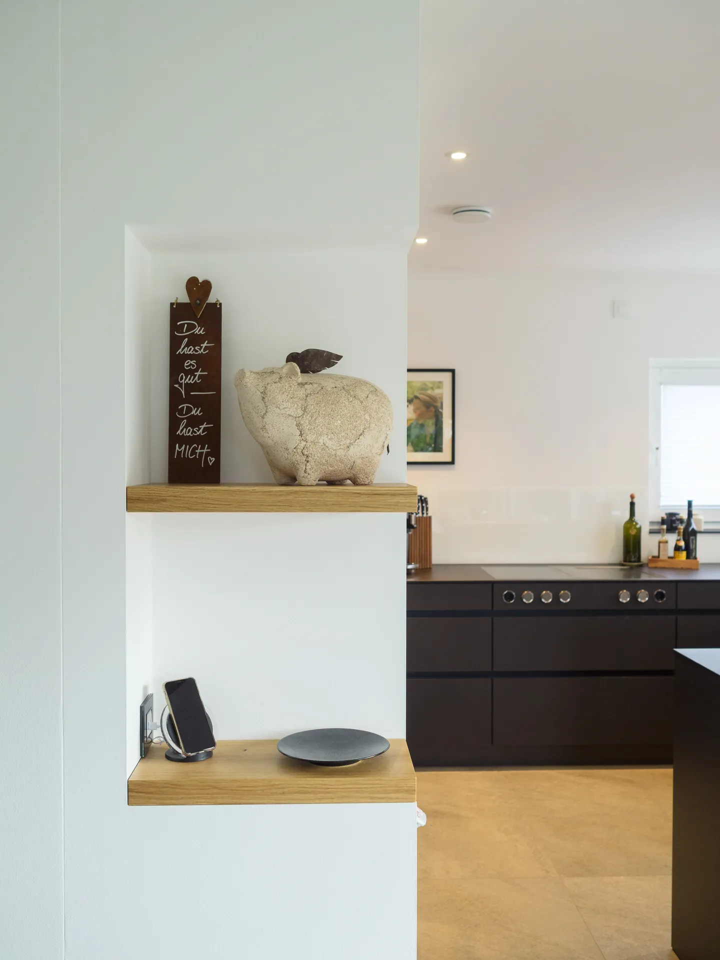 Designküche – Grifflose Küche in Carbongrau mit Gaggenau und Bora
