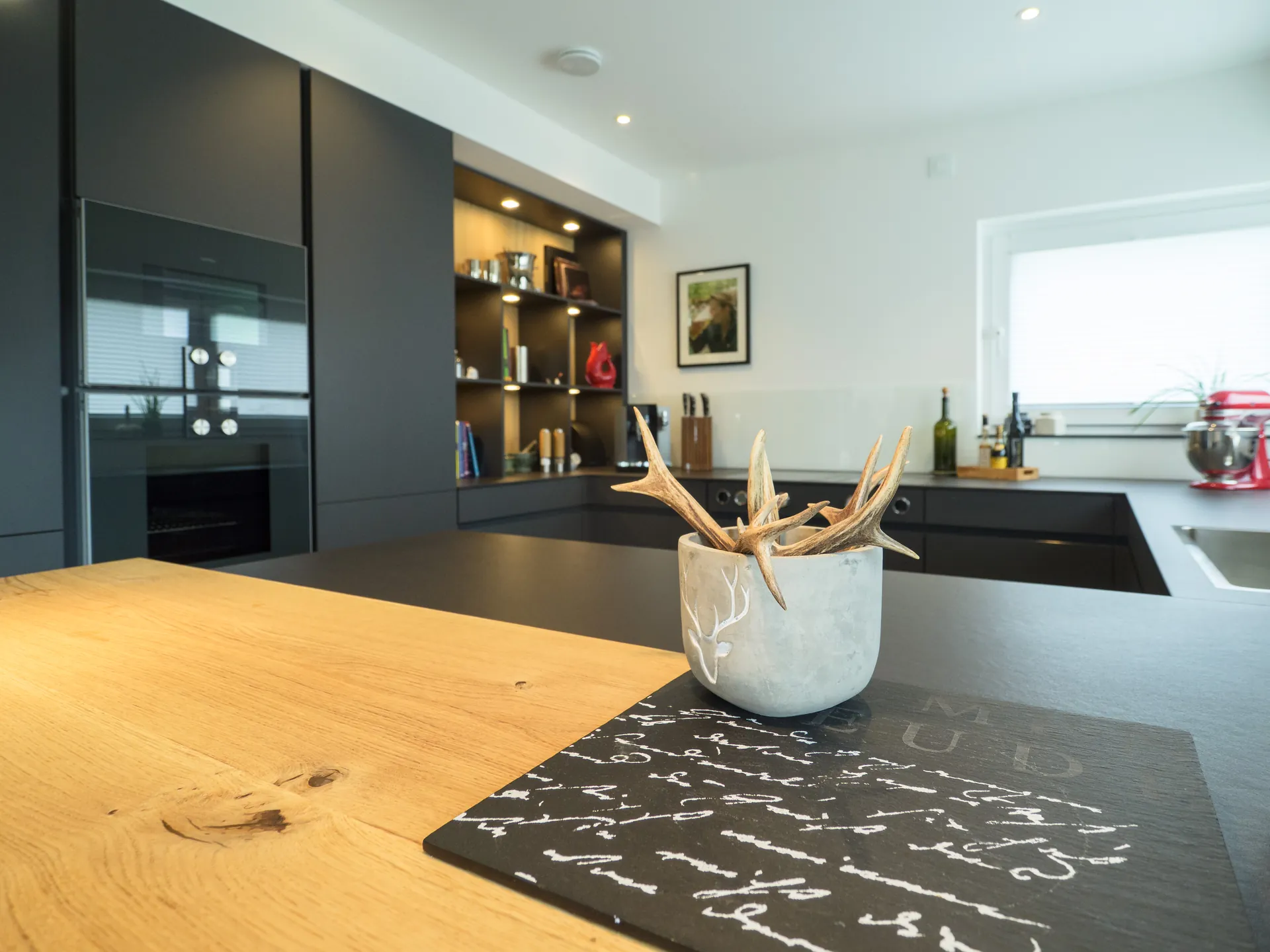 Designküche – Grifflose Küche in Carbongrau mit Gaggenau und Bora