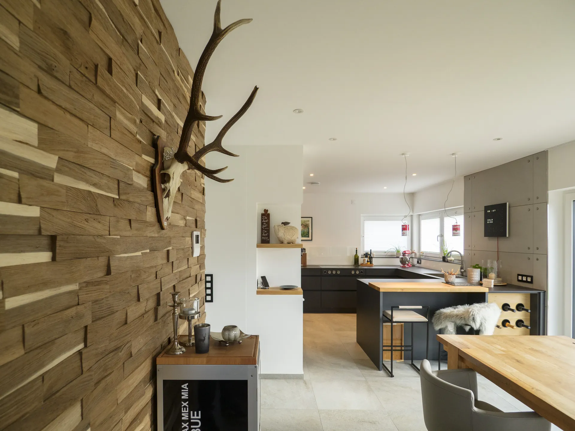 Designküche – Grifflose Küche in Carbongrau mit Gaggenau und Bora