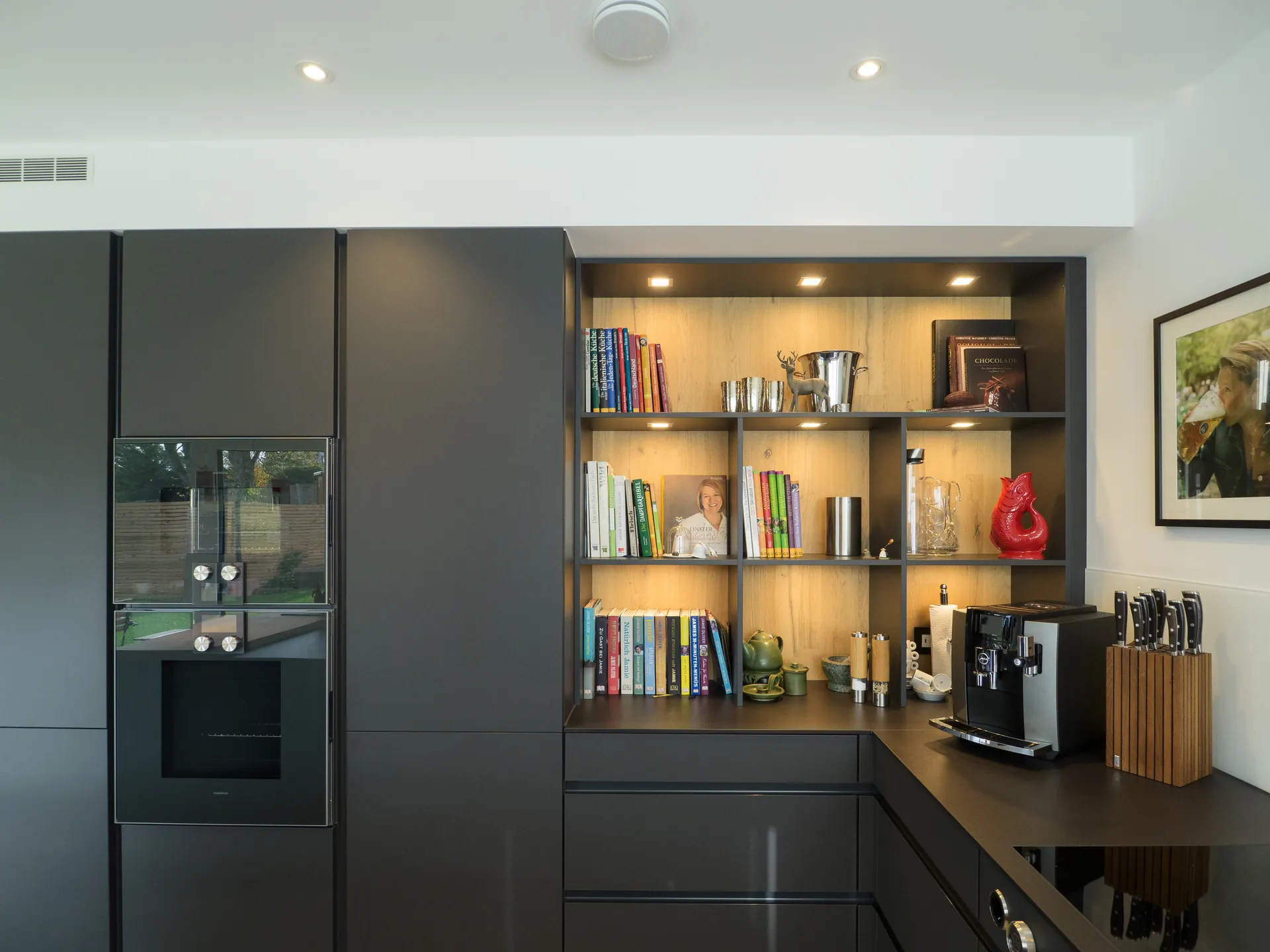 Designküche – Grifflose Küche in Carbongrau mit Gaggenau und Bora
