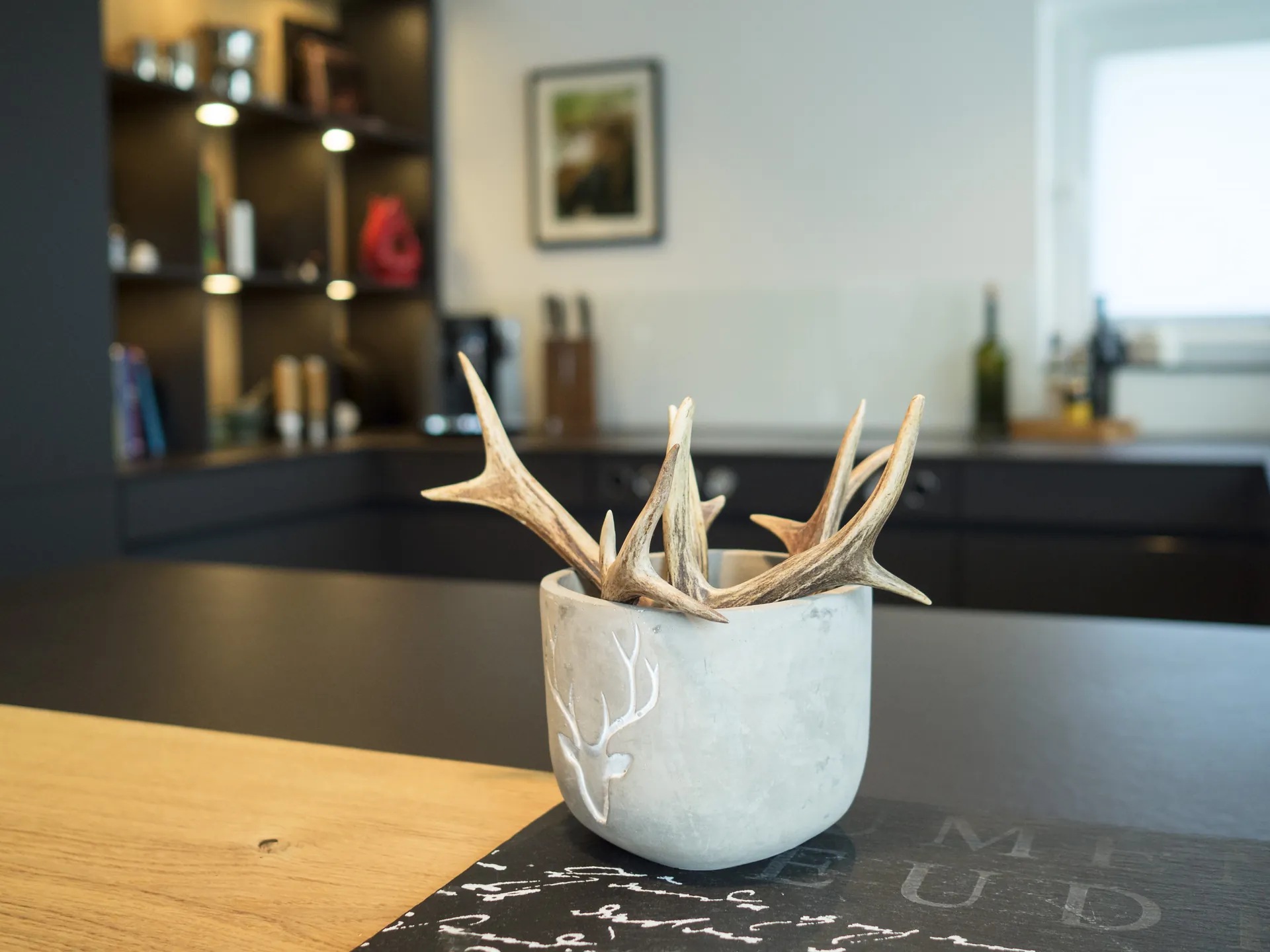 Designküche – Grifflose Küche in Carbongrau mit Gaggenau und Bora