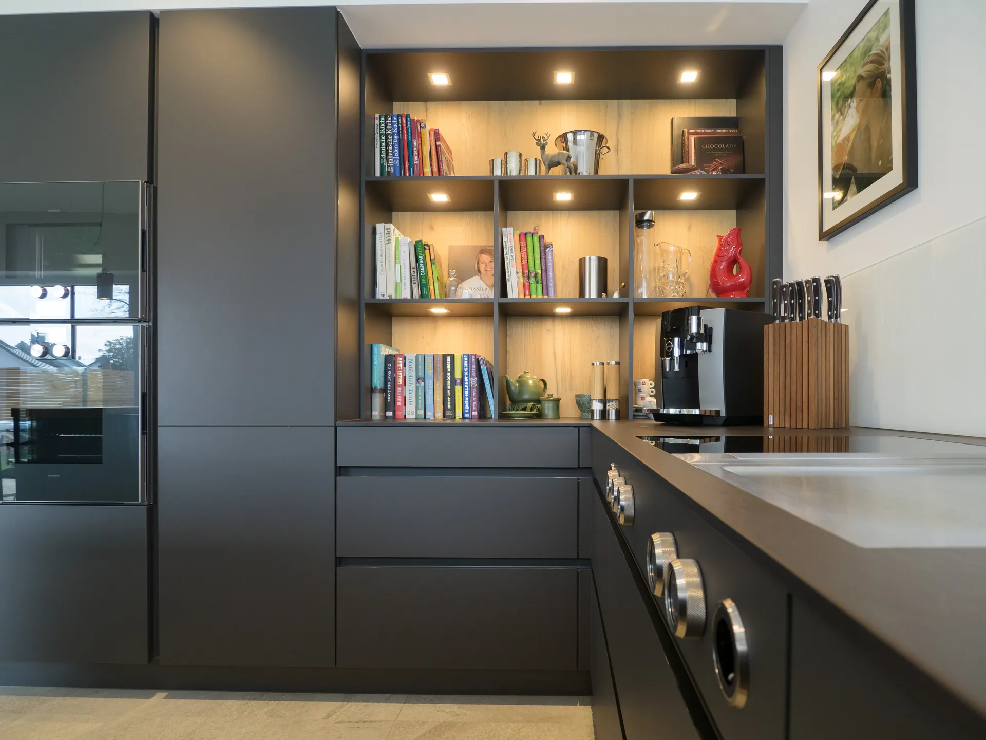 Designküche – Grifflose Küche in Carbongrau mit Gaggenau und Bora