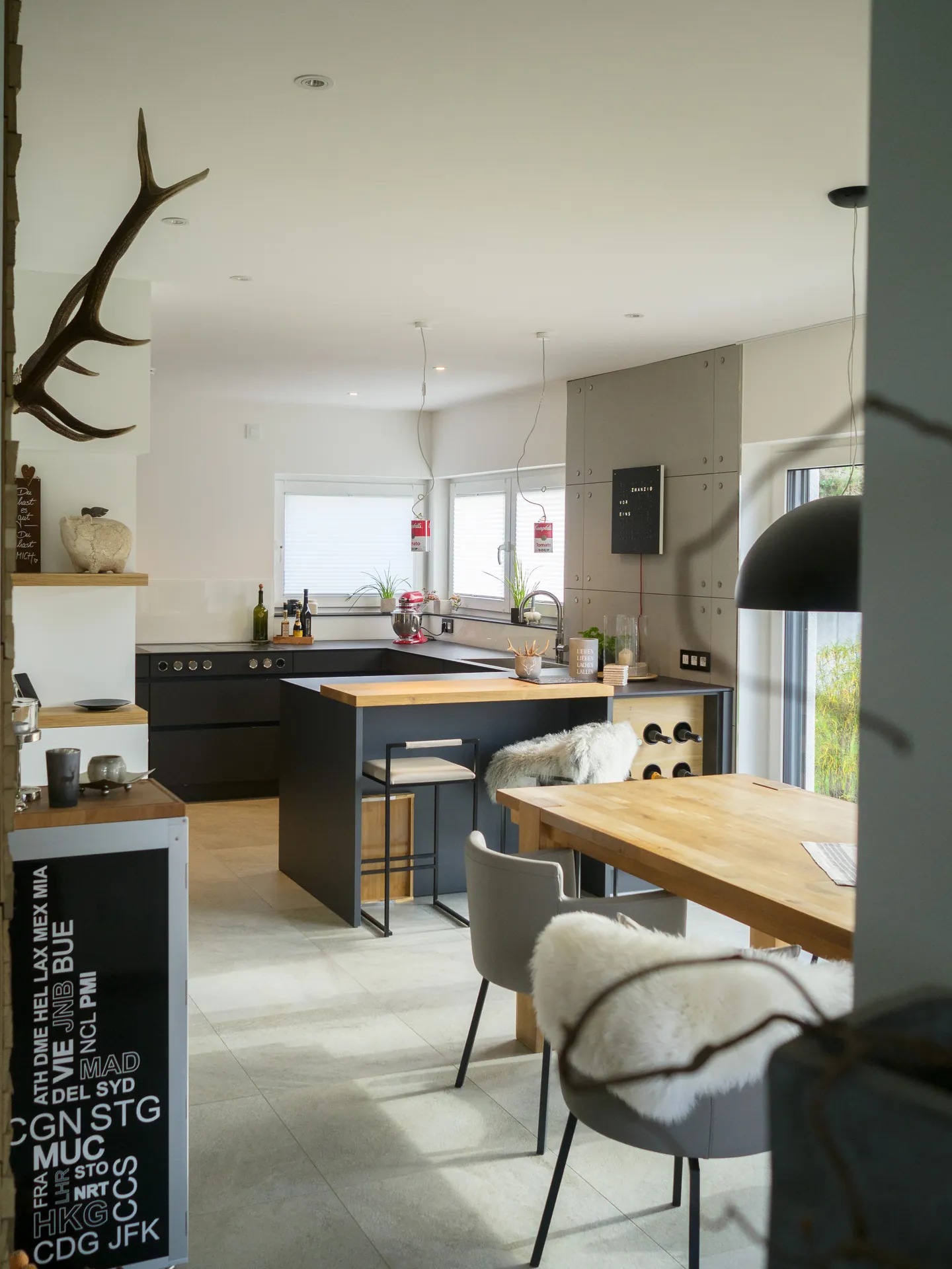 Designküche – Grifflose Küche in Carbongrau mit Gaggenau und Bora