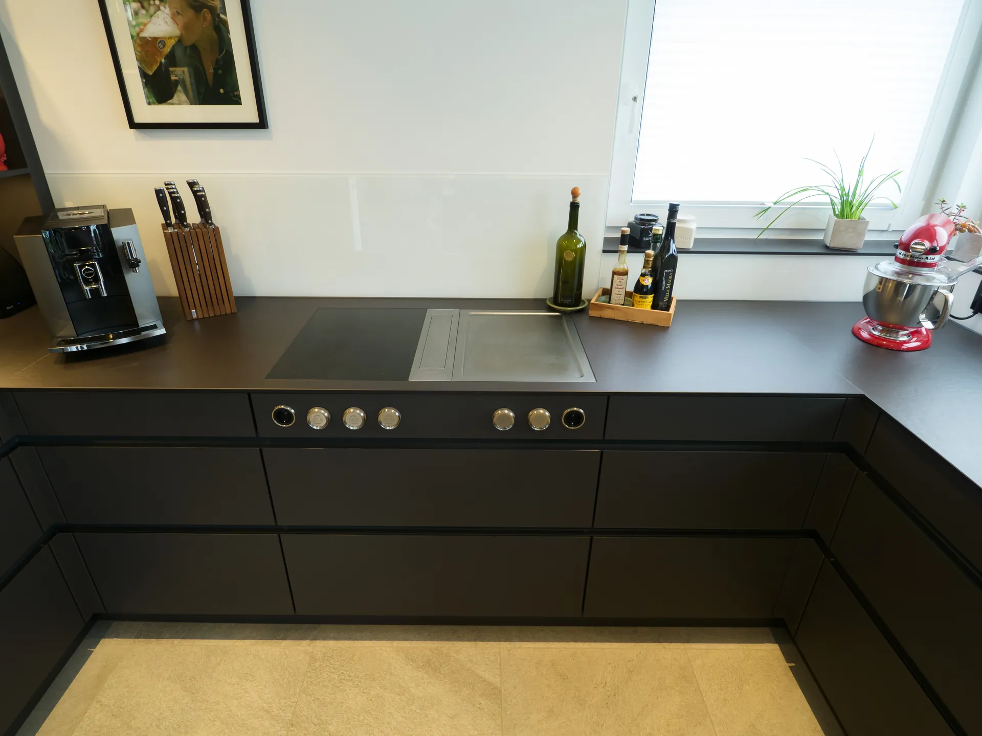 Designküche – Grifflose Küche in Carbongrau mit Gaggenau und Bora