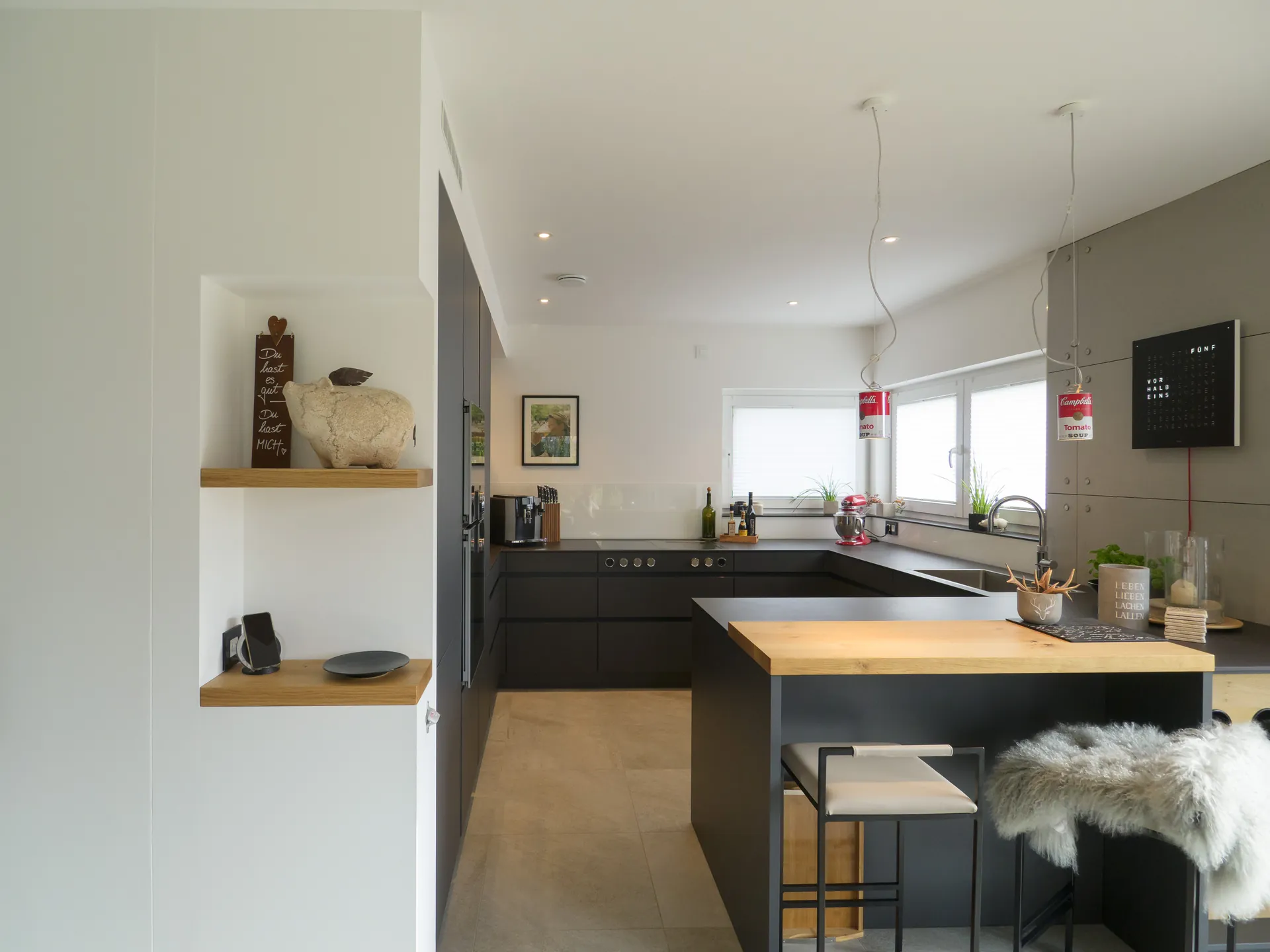 Designküche – Grifflose Küche in Carbongrau mit Gaggenau und Bora