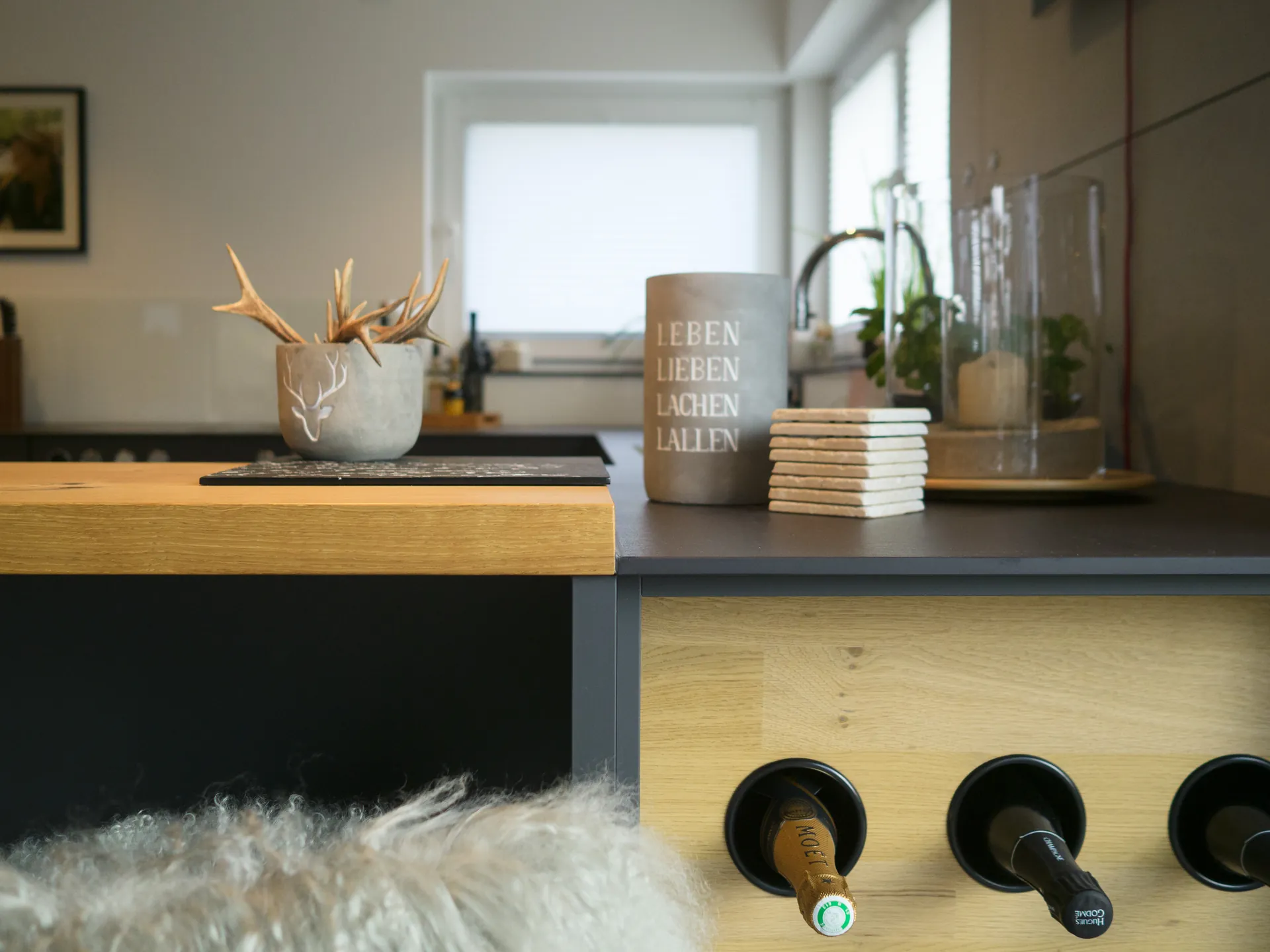 Designküche – Grifflose Küche in Carbongrau mit Gaggenau und Bora