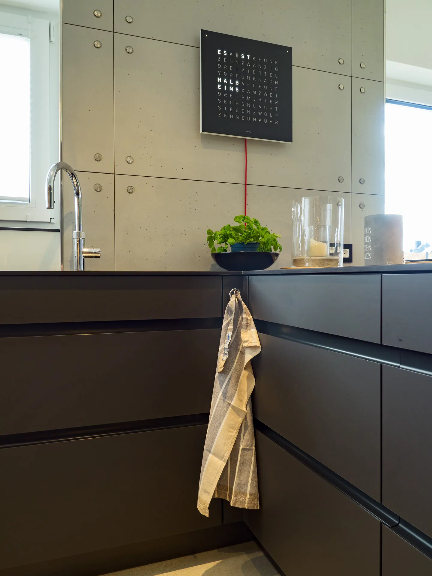 Designküche – Grifflose Küche in Carbongrau mit Gaggenau und Bora